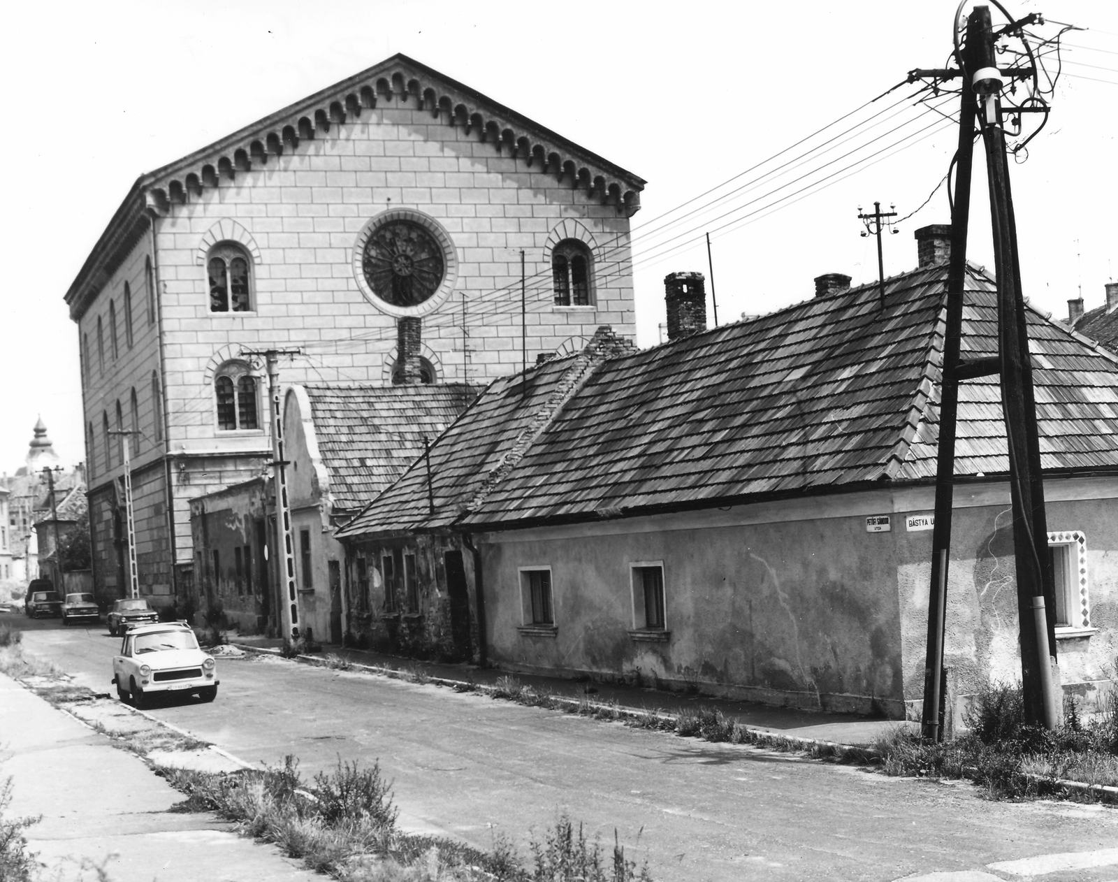 Hungary, Pápa, Petőfi Sándor utca 24-26., zsinagóga., 1983, Gazda Anikó, synagogue, Trabant-brand, Fortepan #141188