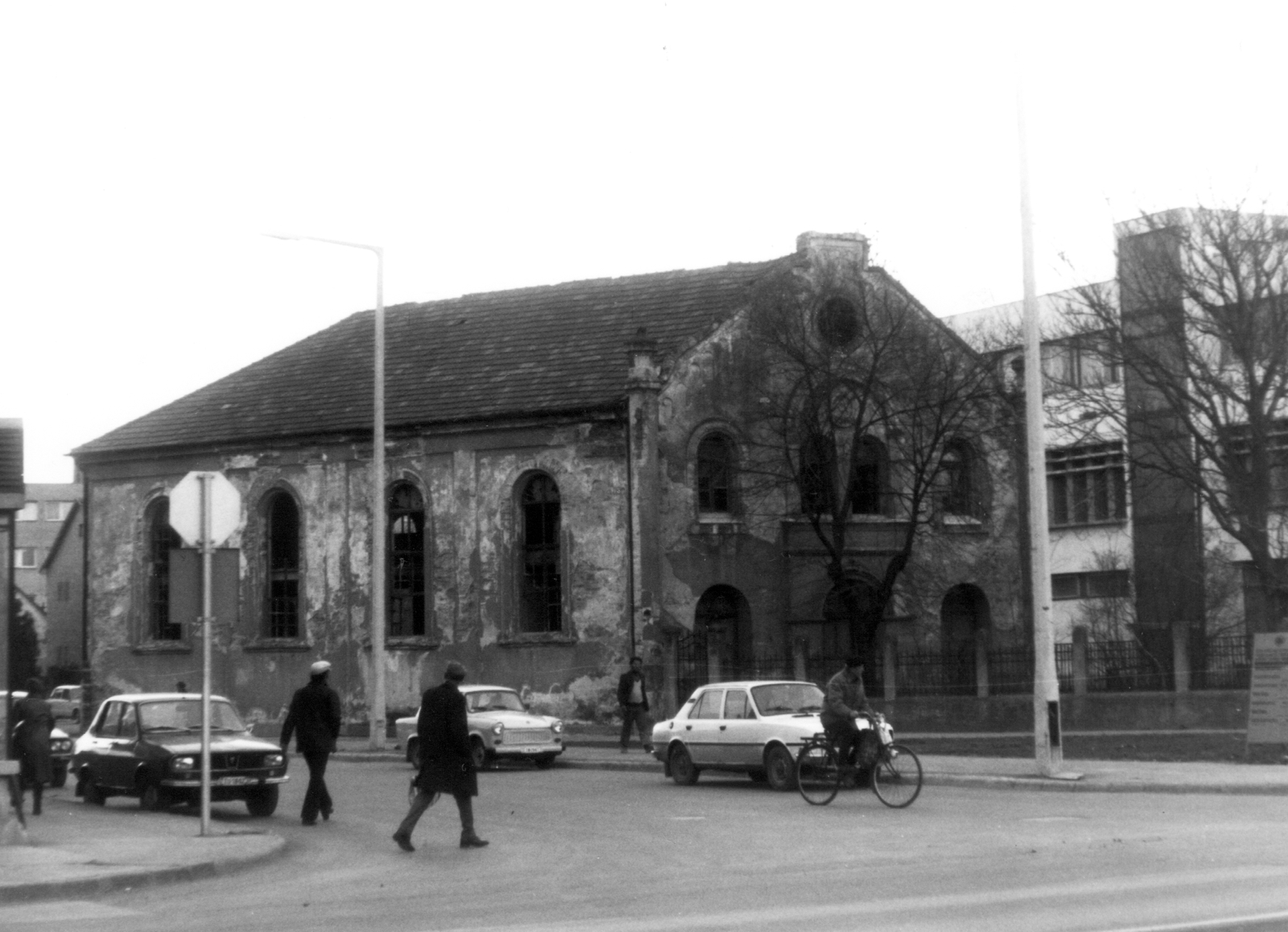 Hungary,Lake Balaton, Siófok, Fő utca, szemben a Széchenyi utca torkolata. Előtérben a régi zsinagóga, amit mára lebontottak., 1983, Gazda Anikó, Fortepan #141191