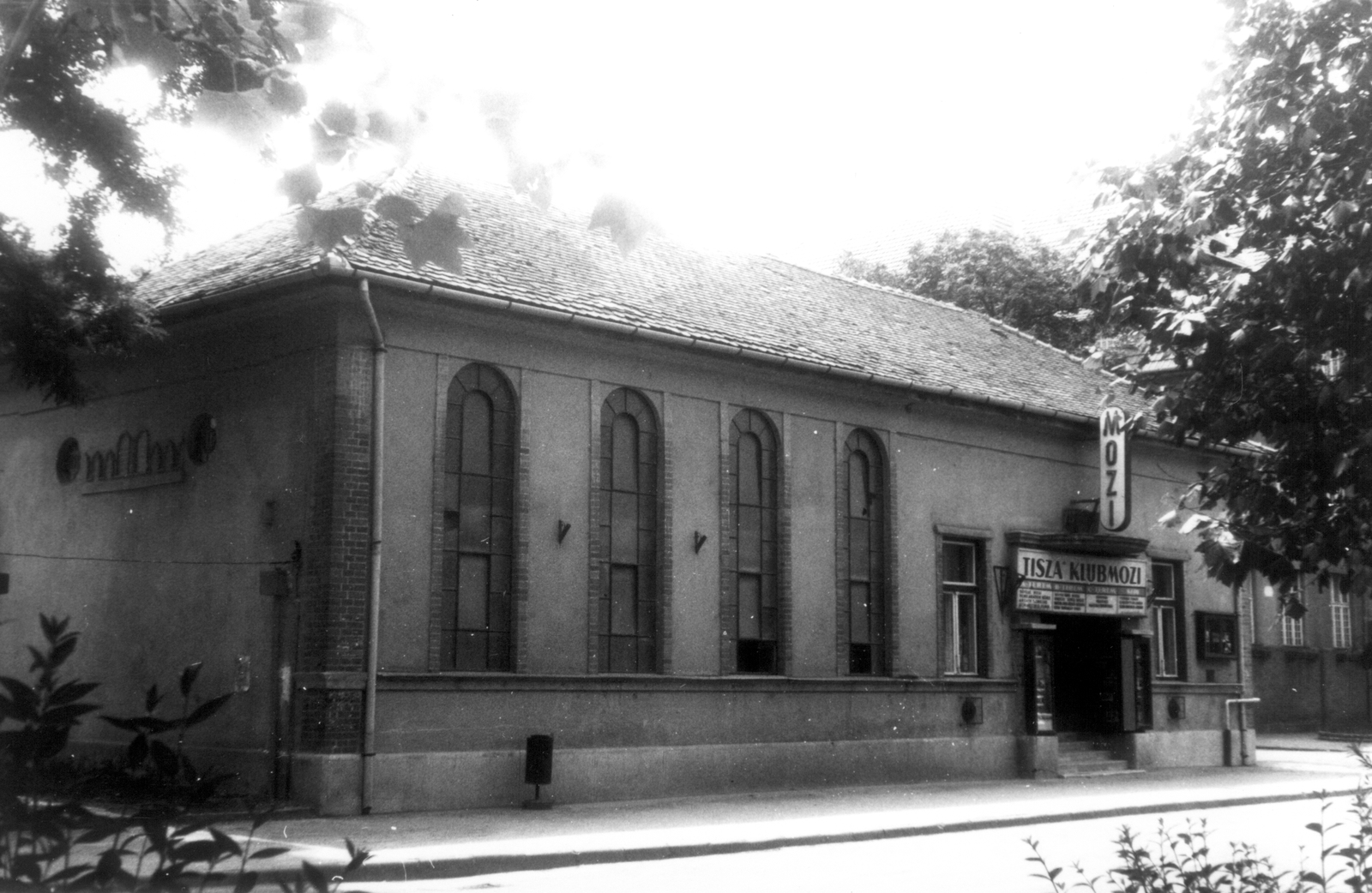 Hungary, Szolnok, Templom út 4., korábban a zsidó hitközség kultúrháza és imaterme a zsinagóga mellett, a felvétel készítésekor és ma is Tisza klub mozi., 1983, Gazda Anikó, Fortepan #141192