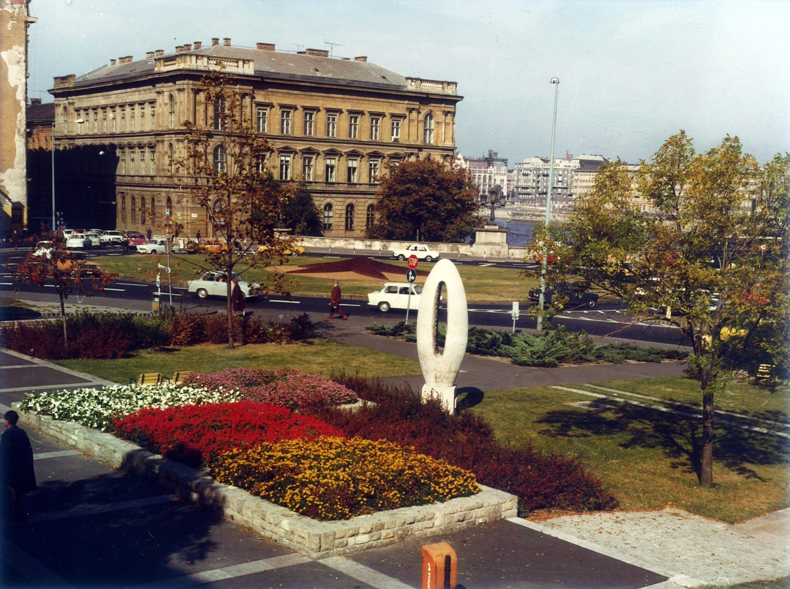 Hungary, Budapest I., Clark Ádám tér, "0" kilométerkő (Borsos Miklós, 1975.)., 1980, Hlatky Katalin-Főkert, Budapest, Miklós Borsos-design, flower bed, Fortepan #141202