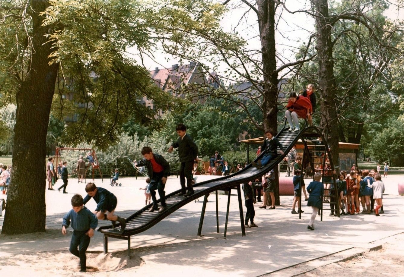 Hungary, Városmajor, Budapest XII., játszótér, háttérben a Városmajor utcai (később Kós Károly) Általános Iskola., 1972, Hlatky Katalin-Főkert, playground slide, Budapest, Fortepan #141217