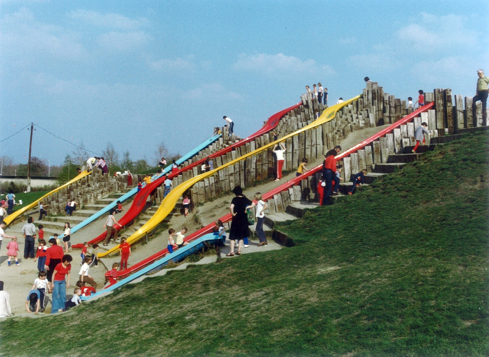 Hungary, Budapest III., Óbudai-sziget, Május 9. park, csúszdadomb., 1981, Hlatky Katalin-Főkert, playground slide, Budapest, Fortepan #141224
