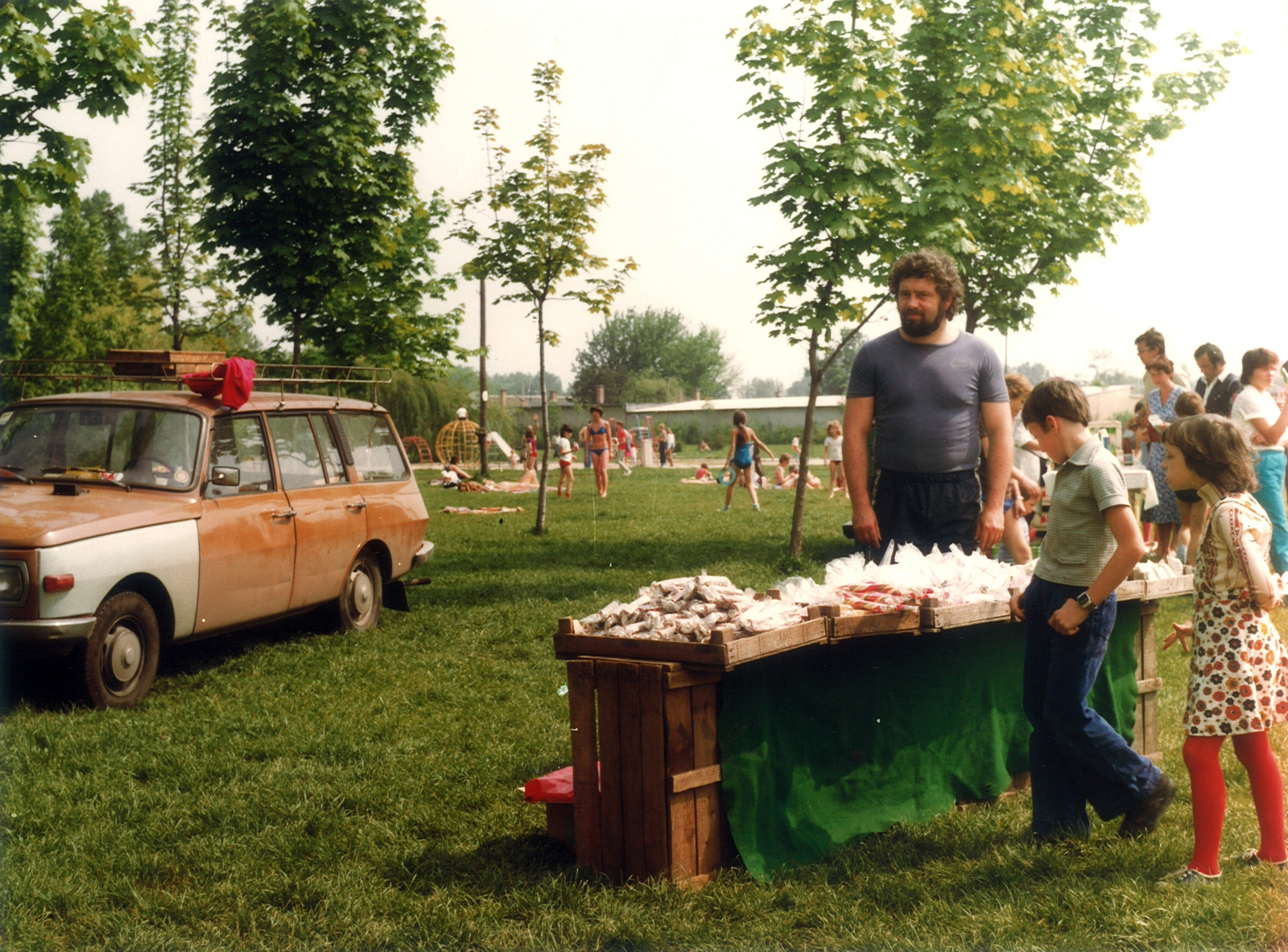 Magyarország, Budapest III., Óbudai-sziget, Május 9. park., 1983, Hlatky Katalin-Főkert, színes, Wartburg-márka, automobil, Budapest, Fortepan #141229