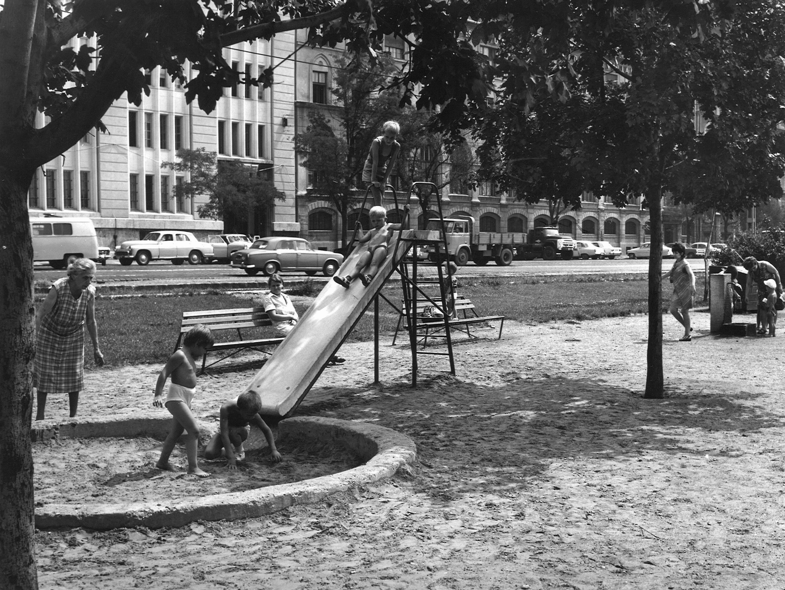 Magyarország, Budapest IX., a mai Nehru part, háttérben a Közraktár utca., 1970, Hlatky Katalin-Főkert, játszótér, csúszda, homokozó, pad, Budapest, Szentendre típusú pad, Fortepan #141237