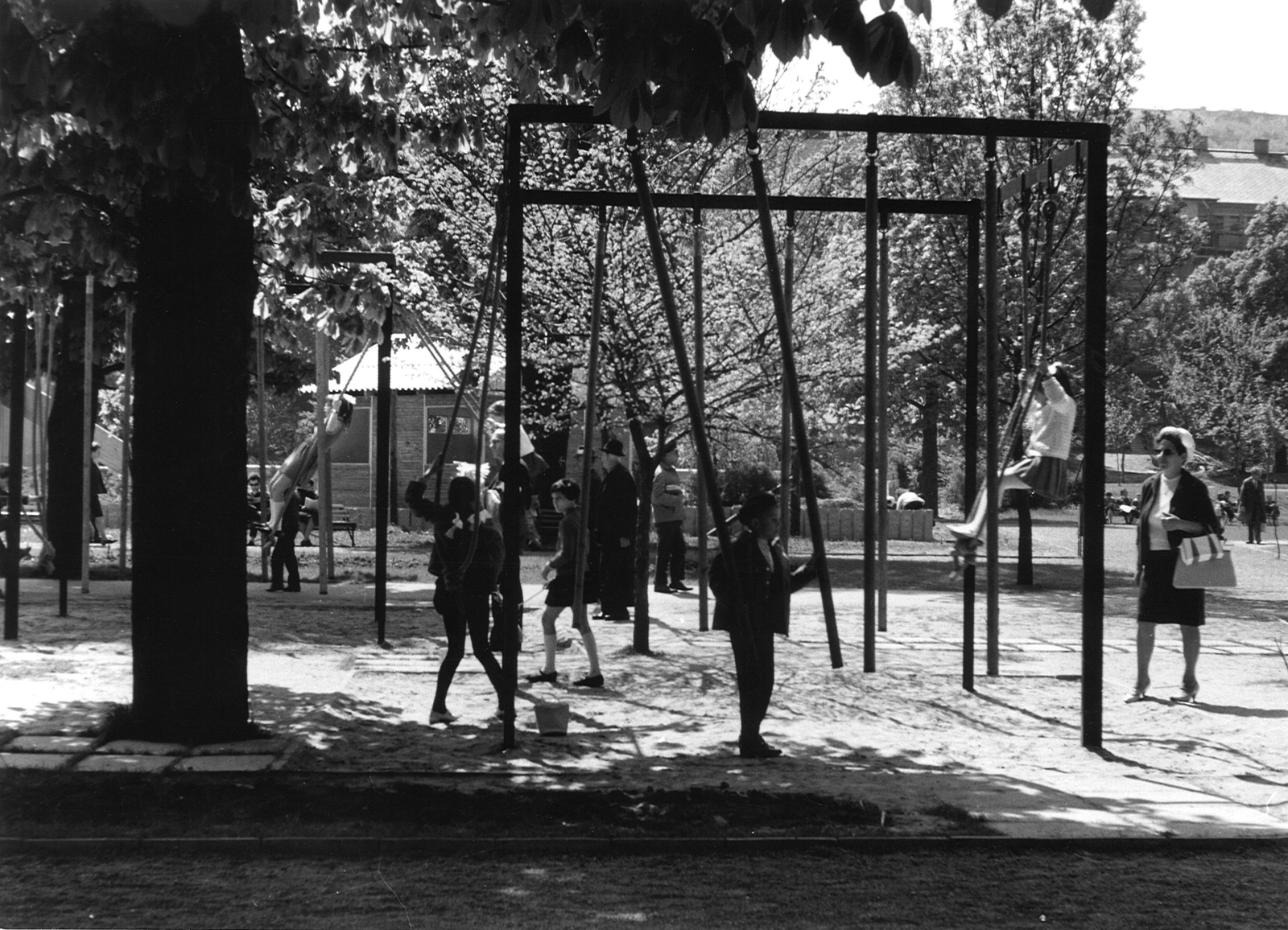 Hungary, Városmajor, Budapest XII., játszótér a Városmajor utca felé nézve., 1967, Hlatky Katalin-Főkert, Exercise Equipment, Budapest, Fortepan #141239