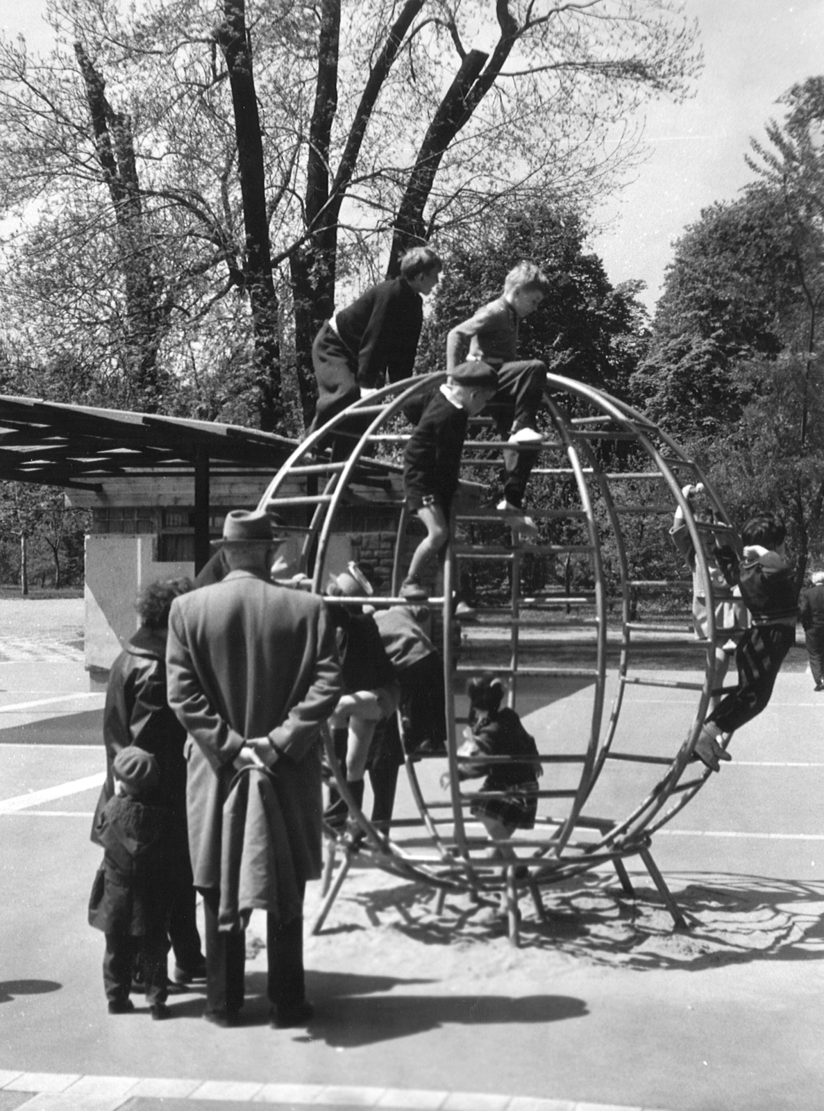 Hungary, Városmajor, Budapest XII., játszótér., 1967, Hlatky Katalin-Főkert, playground, monkey bar, Budapest, Fortepan #141244