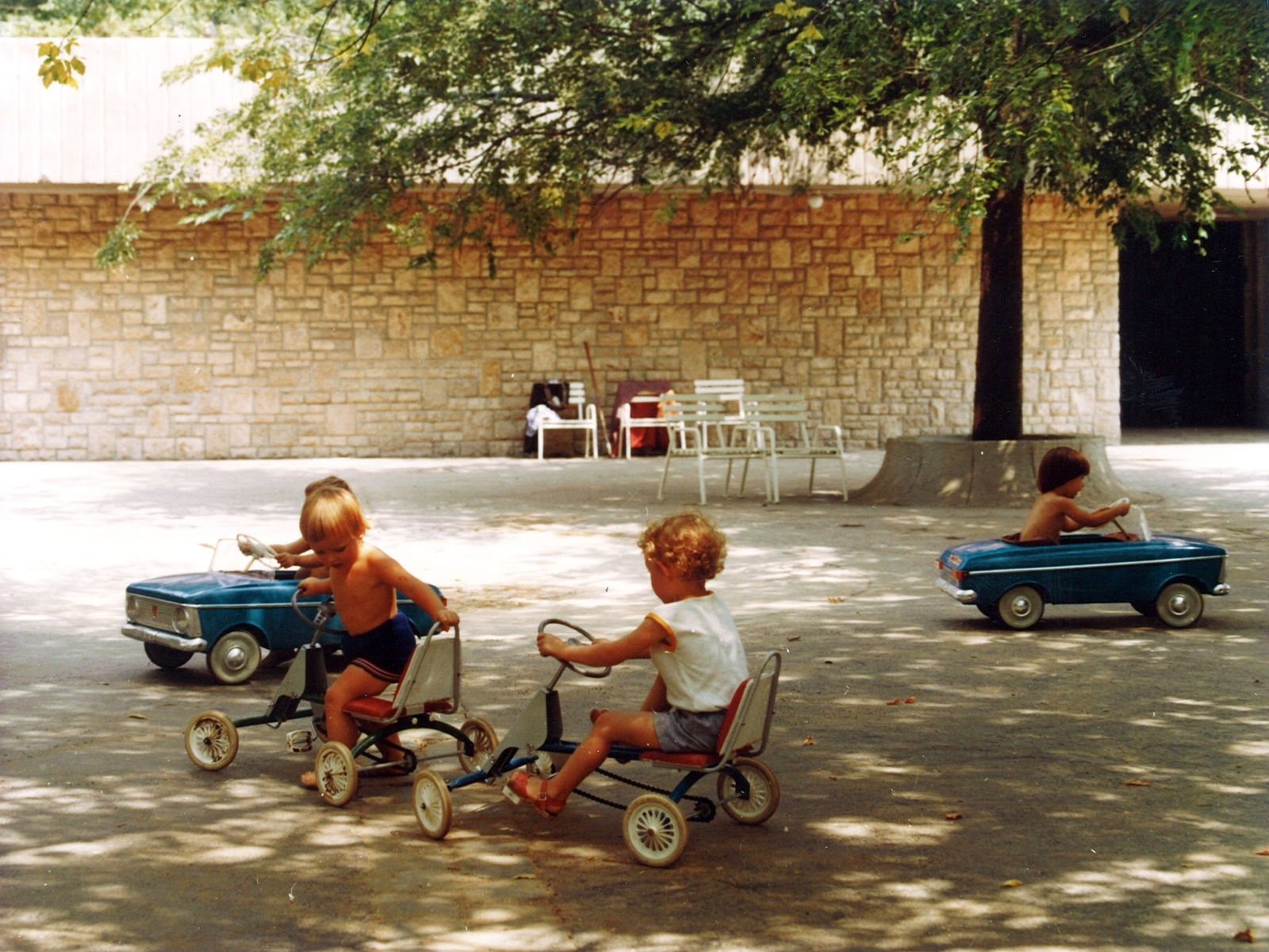 Hungary, Budapest I., Vérmező, játszótér és játékkölcsönző a Mikó utca közelében., 1977, Hlatky Katalin-Főkert, pedal car, Budapest, Fortepan #141254