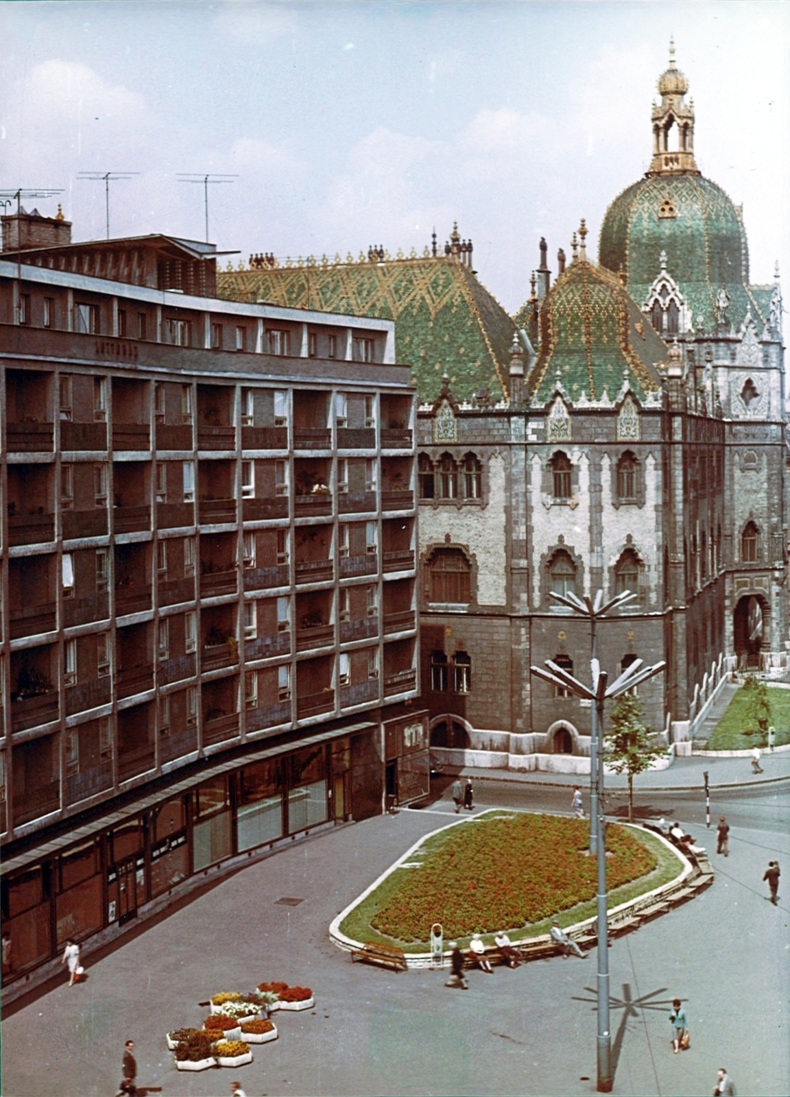 Magyarország, Budapest IX., a Lottóház és az Iparművészeti Múzeum az Üllői úton. A felvétel a Ferenc körút felől készült., 1969, Hlatky Katalin-Főkert, színes, szecesszió, múzeum, Lechner Ödön-terv, Budapest, Art Nouveau, Pártos Gyula-terv, Fortepan #141261