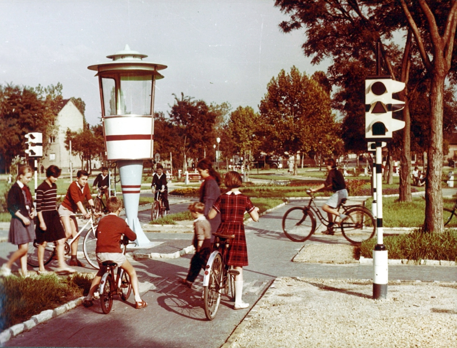 Magyarország, Budapest XIII., Gyermek tér, gyermek közlekedési park., 1965, Hlatky Katalin-Főkert, kerékpár, színes, forgalom, jelzőlámpa, rendőrkalitka, Budapest, KRESZ park, forgalomirányítás, Fortepan #141263