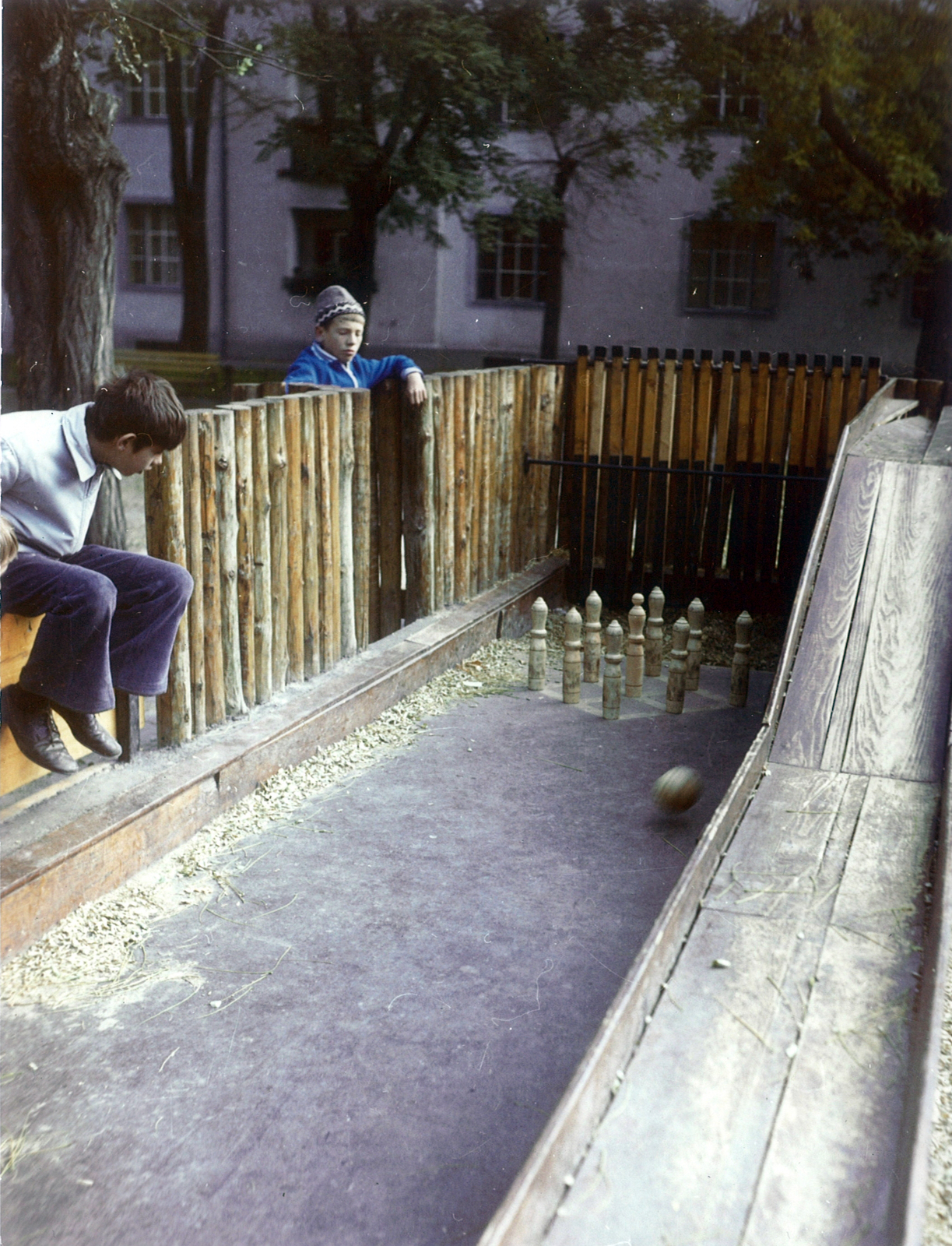 Hungary, Budapest XIII., játszótér a Jakab József utcánál, háttérben a Dagály utca 18., 1972, Hlatky Katalin-Főkert, nine-pin bowling, bowling, Budapest, Fortepan #141269