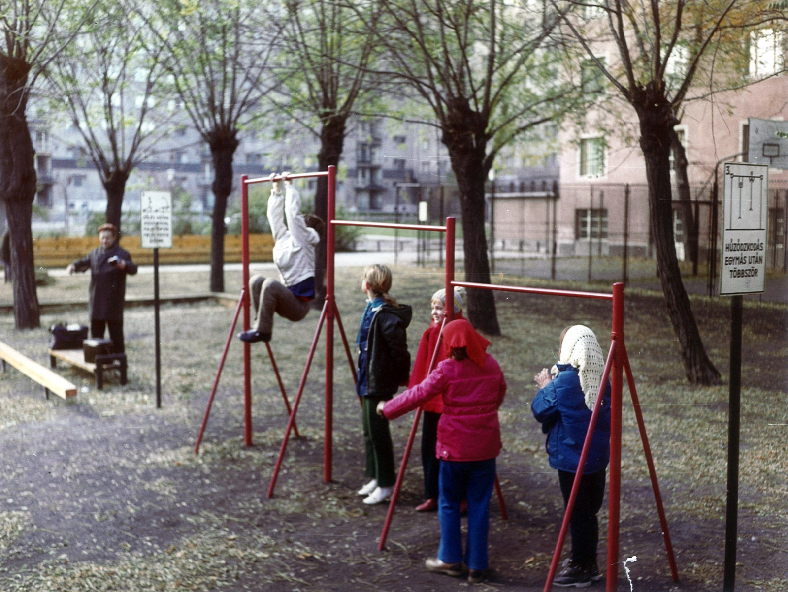 Magyarország, Budapest XIII., játszótér a Dagály utca felől a Jakab József utca felé nézve., 1972, Hlatky Katalin-Főkert, mászóka, tornaszer, Budapest, Fortepan #141270