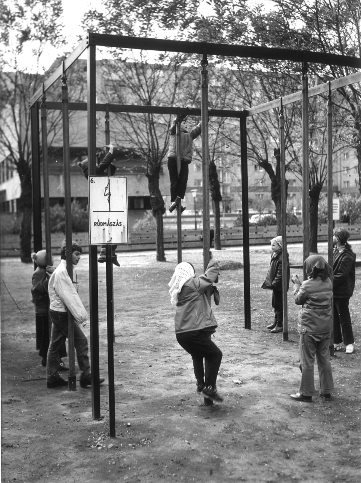 Magyarország, Budapest XIII., játszótér a Dagály utca felől a Jakab József utca felé nézve., 1972, Hlatky Katalin-Főkert, tornaszer, Budapest, mászás, Fortepan #141271