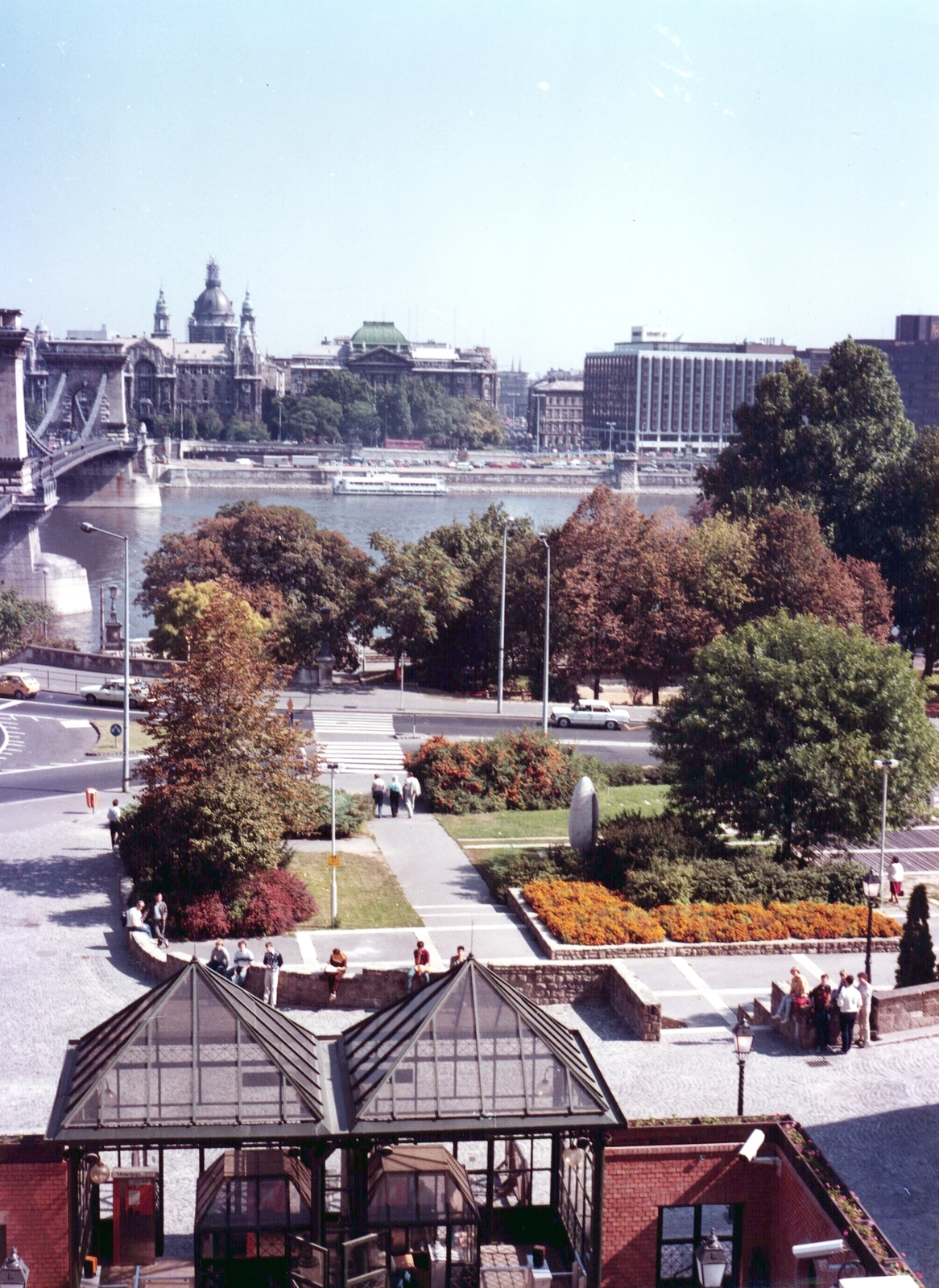 Magyarország, Budapest V.,Budapest I., Kilátás a Budavári Sikló pályája feletti hídról a Bazilika felé, balra a Széchenyi Lánchíd., 1989, Hlatky Katalin-Főkert, színes, park, Budapest, gyalogátkelő, Fortepan #141274