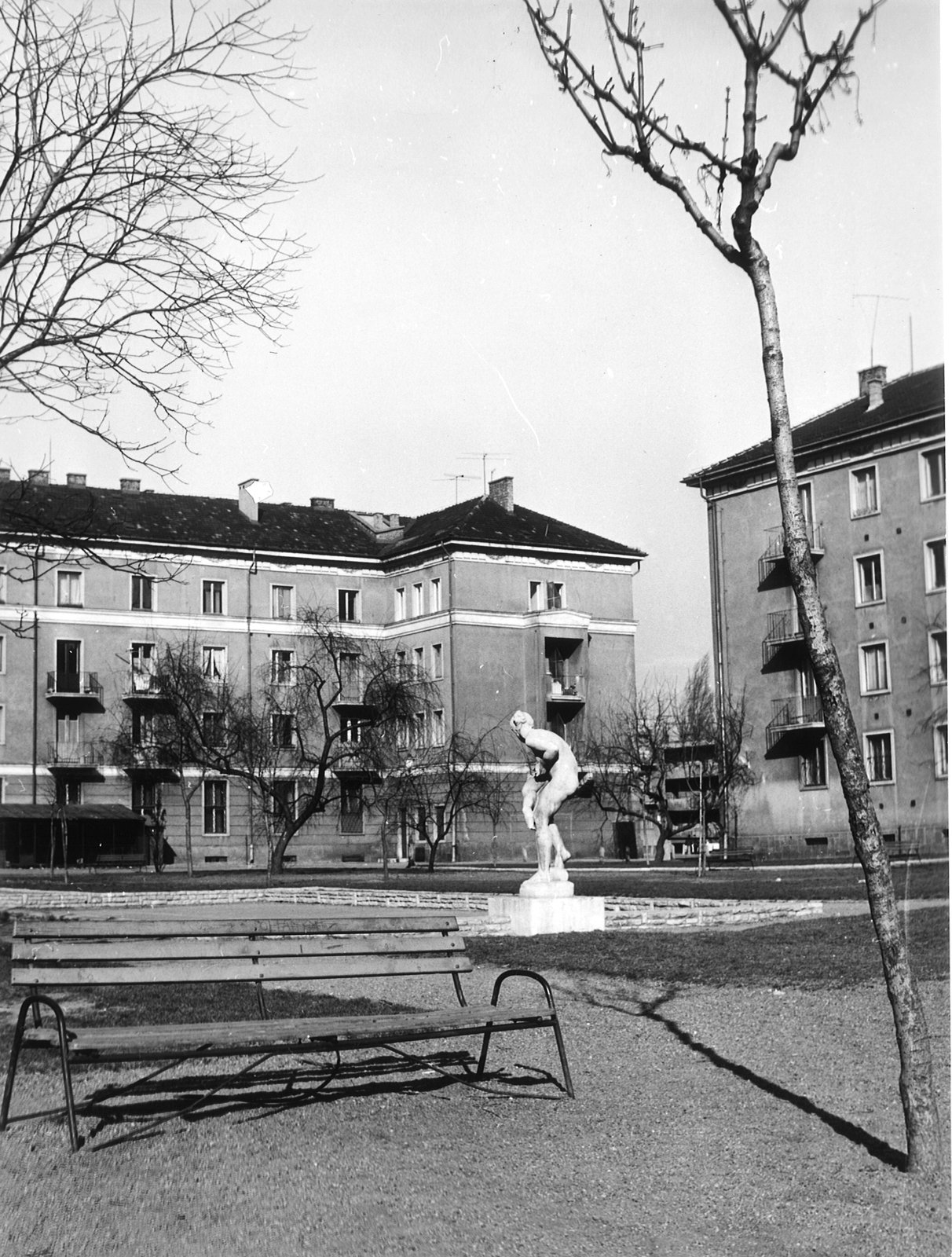 Hungary, Budapest XIII., Debrecen park, a Kis makrancos-kútszobor (Kisfaludi Strobl Zsigmond, 1951.)., 1960, Hlatky Katalin-Főkert, Budapest, bench, Fortepan #141276