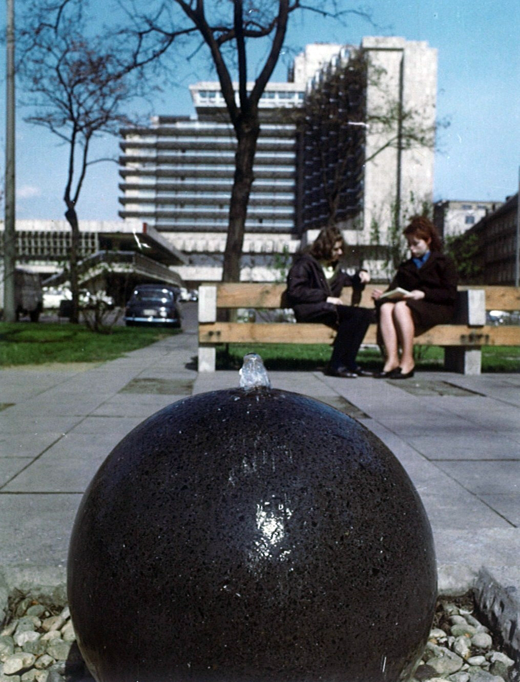 Magyarország, Budapest V., Petőfi tér, háttérben a Hotel Duna Intercontinental., 1971, Hlatky Katalin-Főkert, Budapest, szökőkút, Fortepan #141279