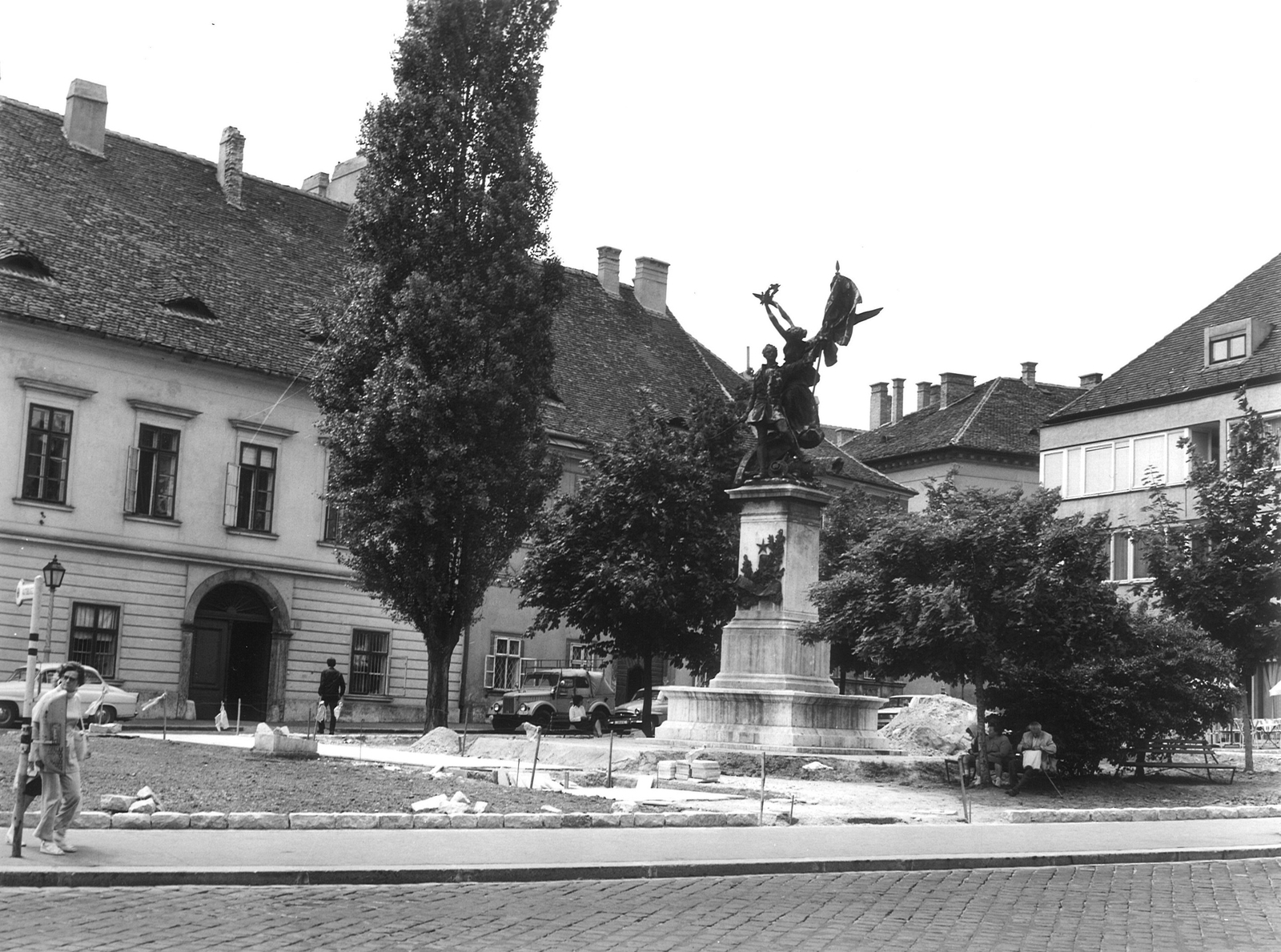 Hungary, Budapest I., Dísz tér, Honvéd-szobor (Zala György, 1893.)., 1971, Hlatky Katalin-Főkert, Budapest, Fortepan #141282