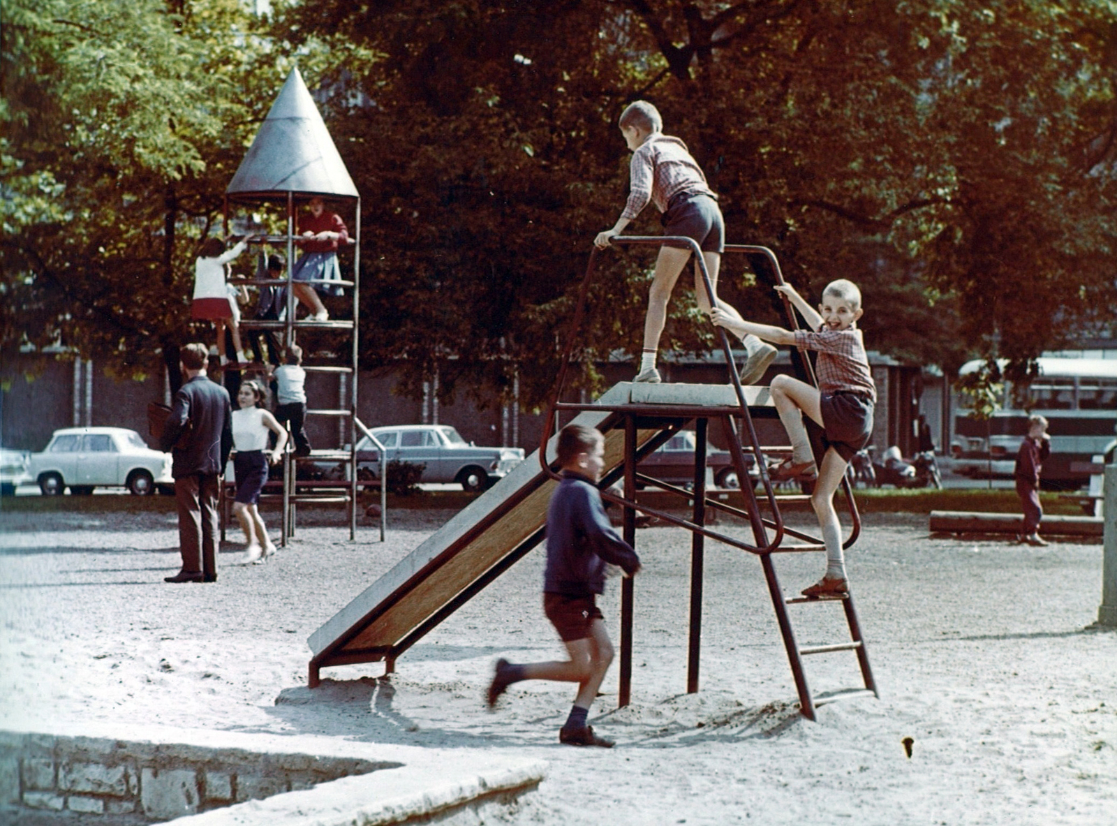 Magyarország, Budapest V., Erzsébet (Engels) tér, jobbra a busz mögött a Harmincad utca torkolata., 1968, Hlatky Katalin-Főkert, színes, mászóka, csúszda, Budapest, Opel Rekord A, Duna oldalkocsi, Opel Rekord P2, Fortepan #141283