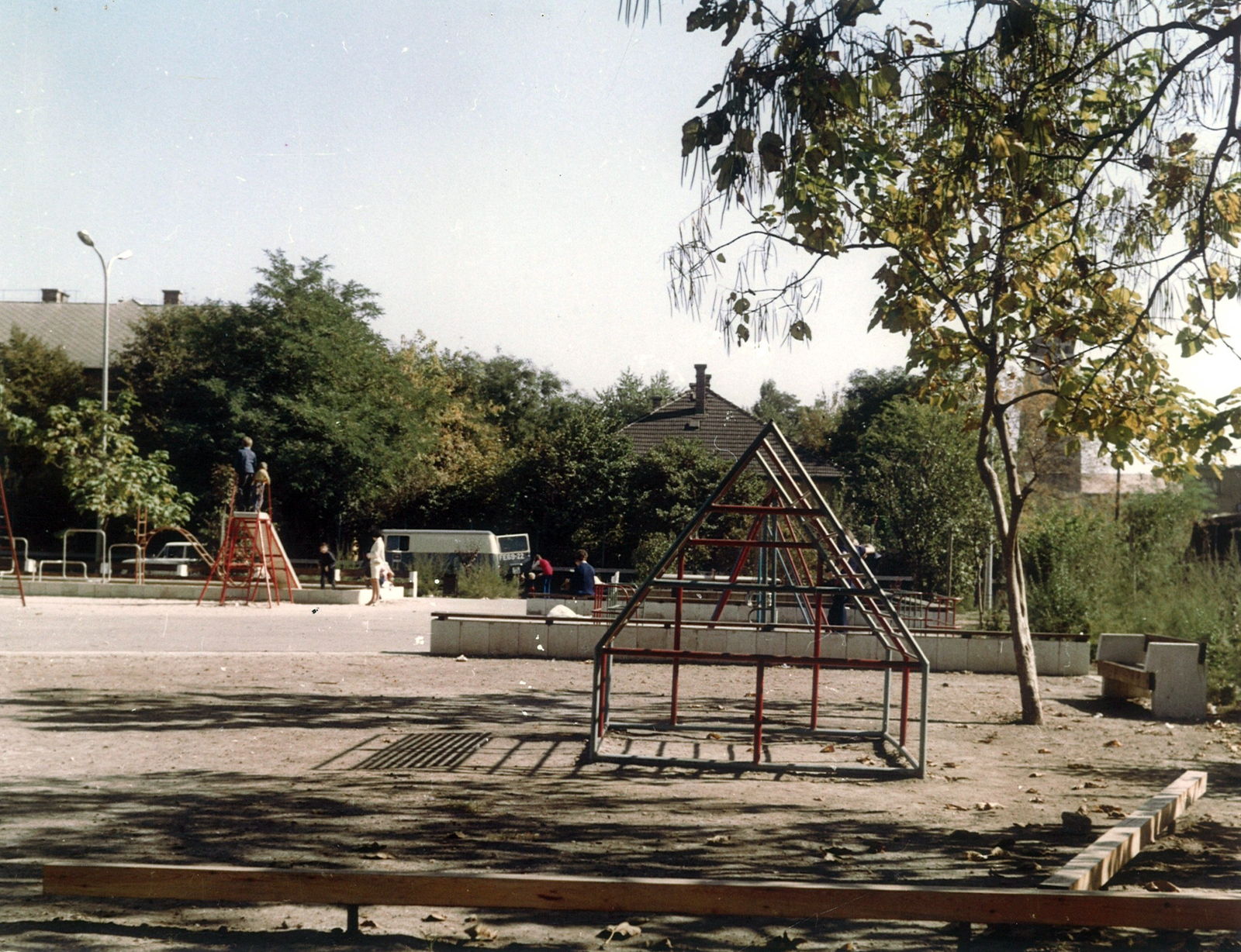 Magyarország, Budapest XIII., park a Gyöngyösi utca - Babér utca - Váci út határolta területen, Háttérben a Madarász utcai gyermekkórház (később a Heim Pál Gyermekkórház része), jobbra a Babér utcai Szent Mihály-templom tornyai látszanak., 1965, Hlatky Katalin-Főkert, játszótér, Budapest, Fortepan #141287