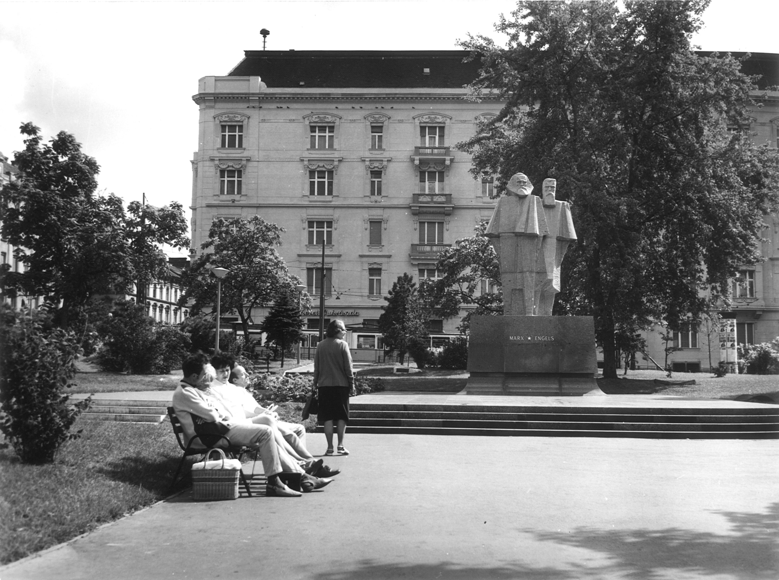 Hungary, Budapest V., Jászai Mari tér, Marx és Engels szobra (Segesdi György, 1971.)., 1972, Hlatky Katalin-Főkert, Karl Marx-portrayal, Friedrich Engels-portrayal, Budapest, sculptural group, cubism, György Segesdi-design, Fortepan #141291