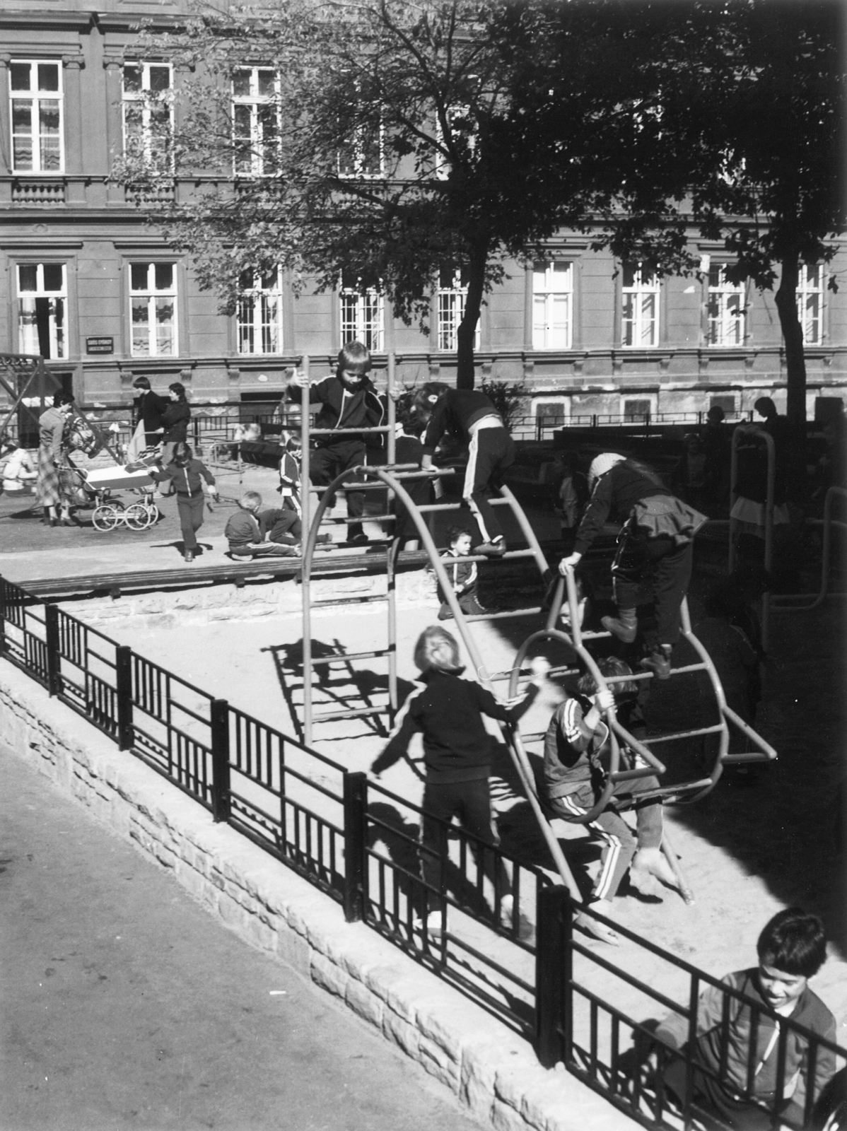 Hungary, Budapest V., Bástya utcai játszótér a Veres Pálné utcából nézve., 1975, Hlatky Katalin-Főkert, playground, monkey bar, Budapest, Fortepan #141296