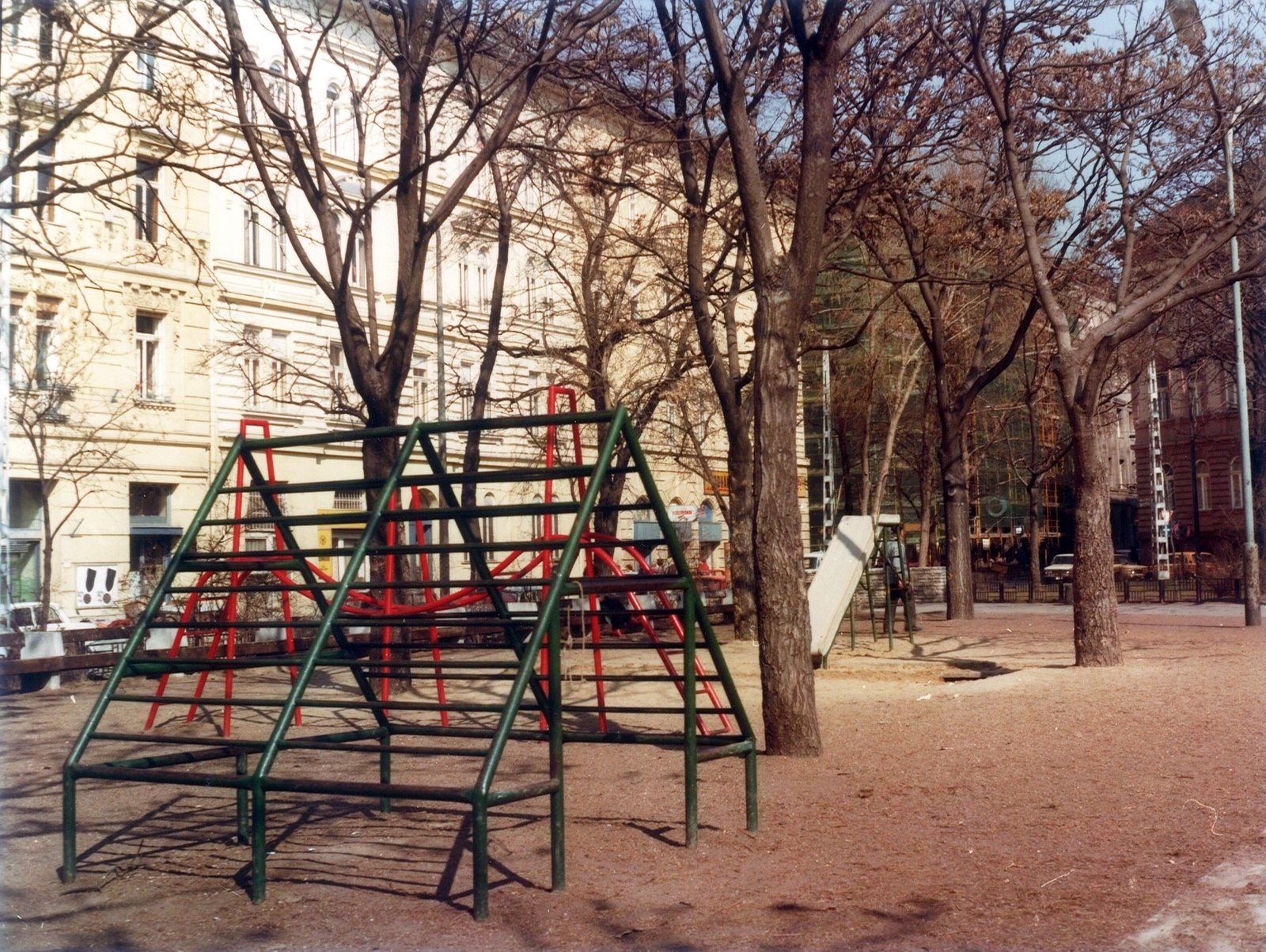 Hungary, Budapest VII., Almássy tér, jobbra a Wesselényi utca - Vörösmarty utca kereszteződés., 1975, Hlatky Katalin-Főkert, colorful, monkey bar, playground slide, Budapest, Fortepan #141298