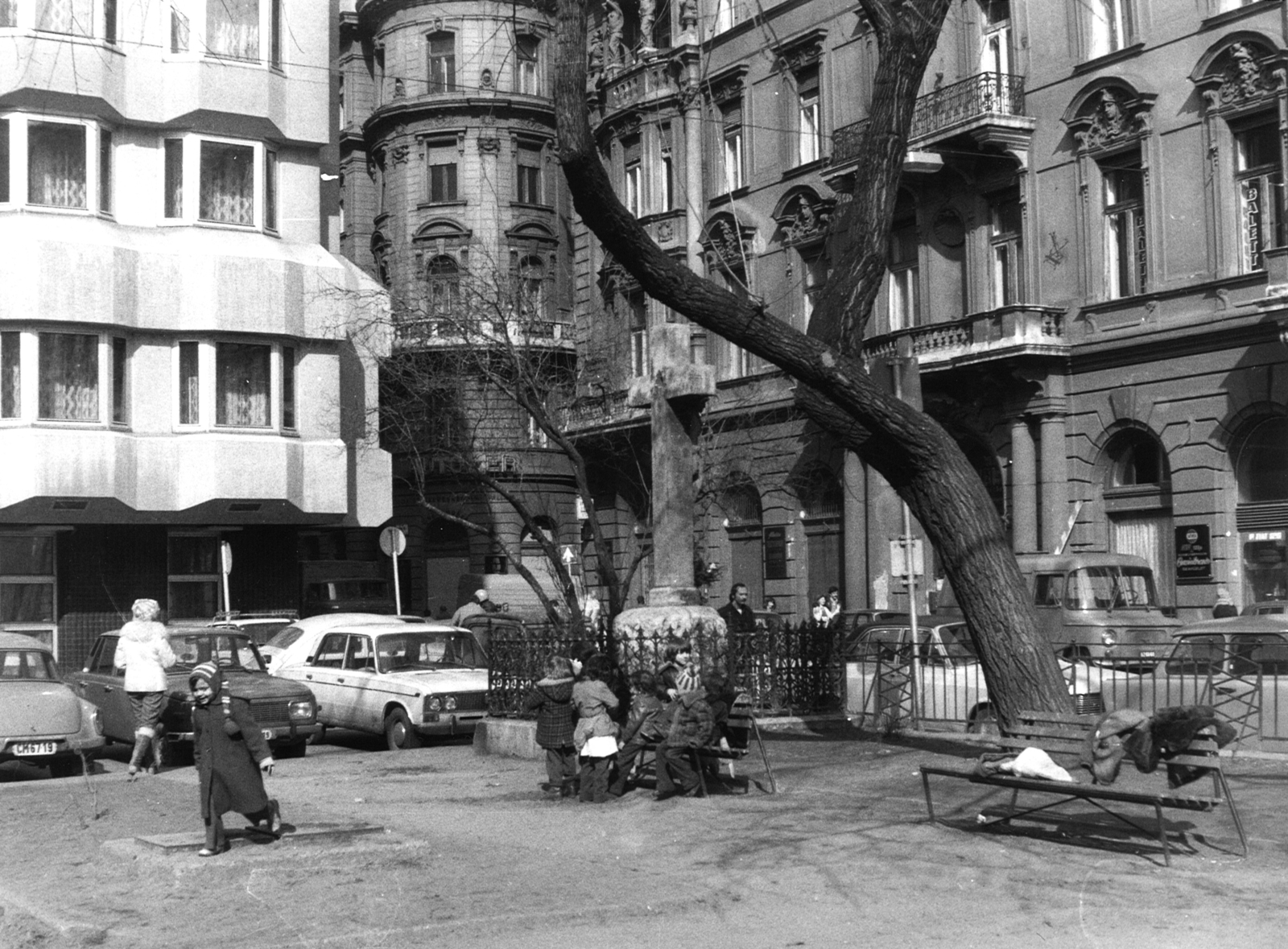 Magyarország, Budapest VI., Jókai tér, jobbra a Jókai utca - Aradi utca sarok., 1980, Hlatky Katalin-Főkert, Budapest, Fortepan #141300