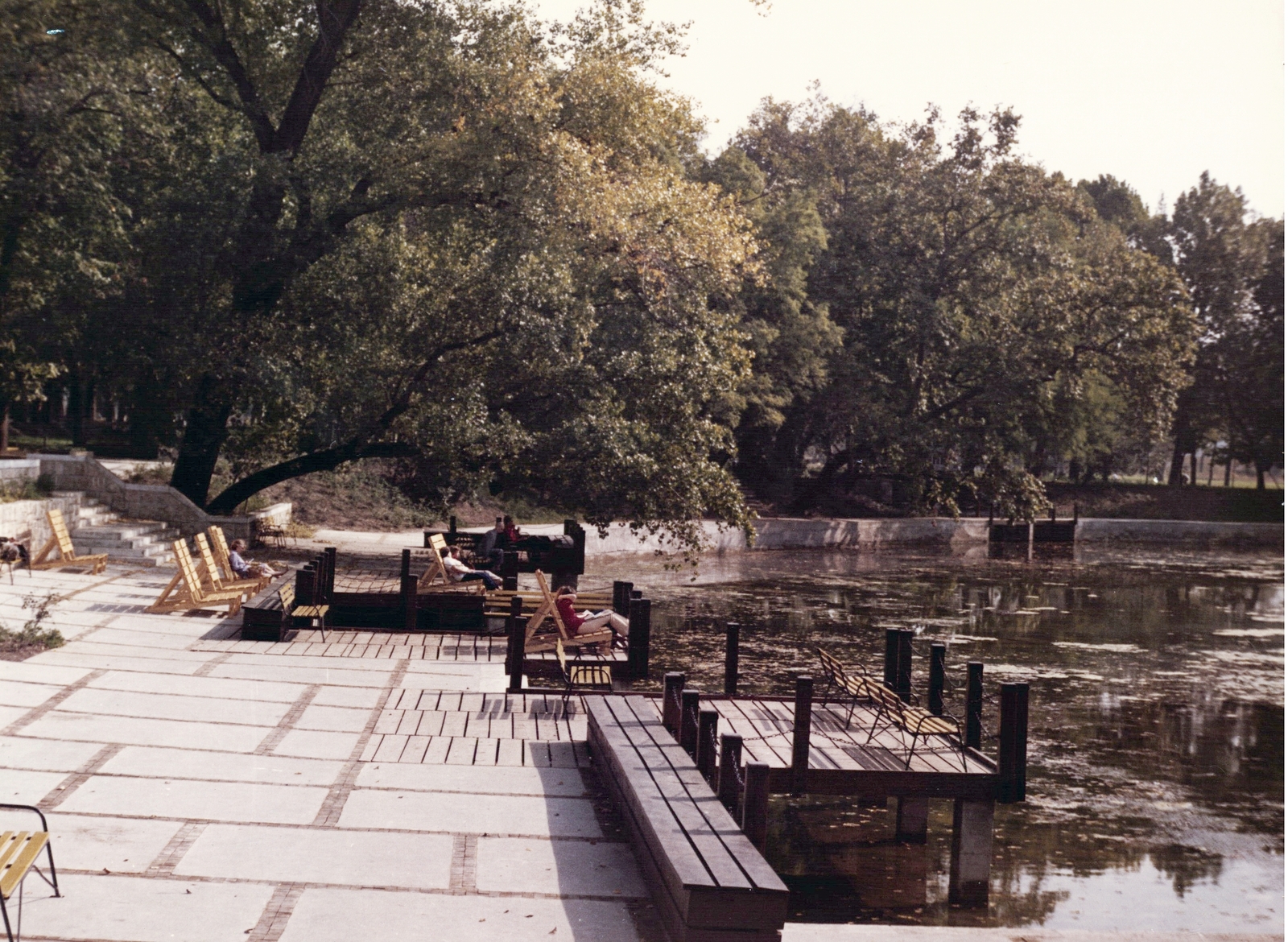 Hungary, Budapest XIV., pihenőpark a Városligeti-tó partján., 1985, Hlatky Katalin-Főkert, Budapest, Fortepan #141308