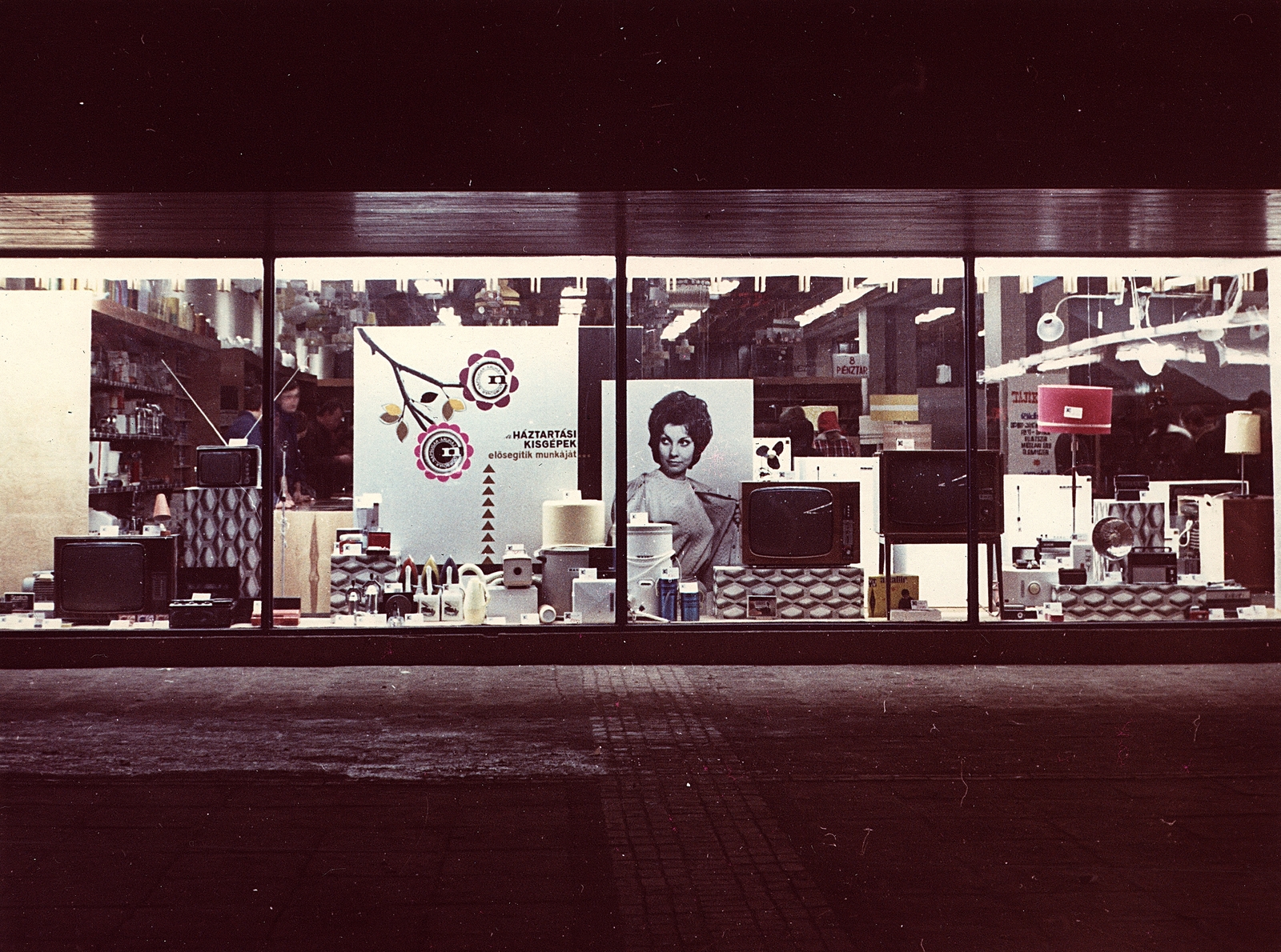 Hungary, Dombóvár, Hunyadi tér 2. Napsugár Áruház., 1972, Erky-Nagy Tibor, colorful, Show window, shop, light, night, TV, store, washing machine, department store, Fortepan #14131