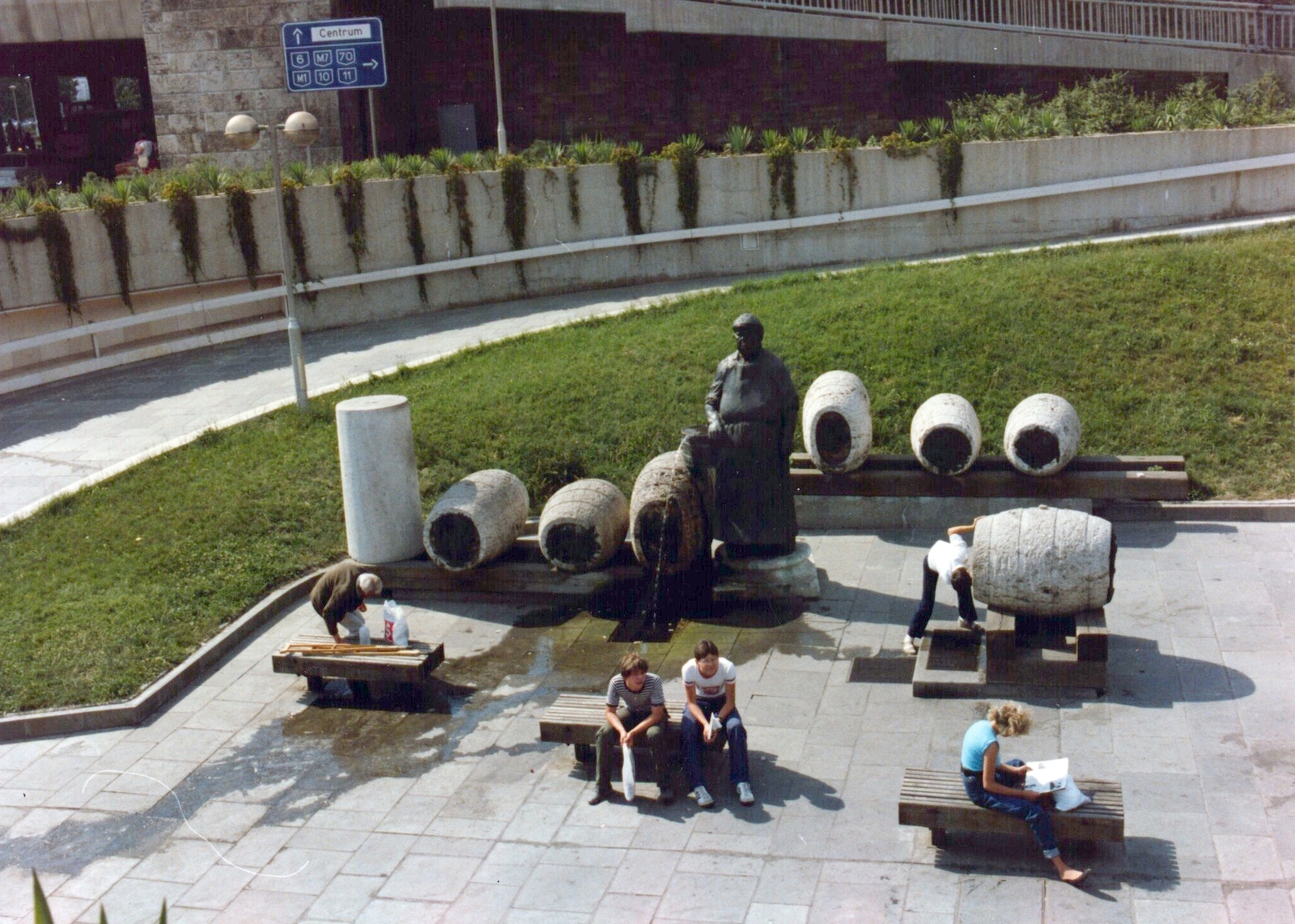 Hungary, Budapest IX., Boráros tér, Borárus-szoborkompozíció (Varga Imre, 1983.)., 1983, Hlatky Katalin-Főkert, sculpture, barrel, Budapest, Fortepan #141312