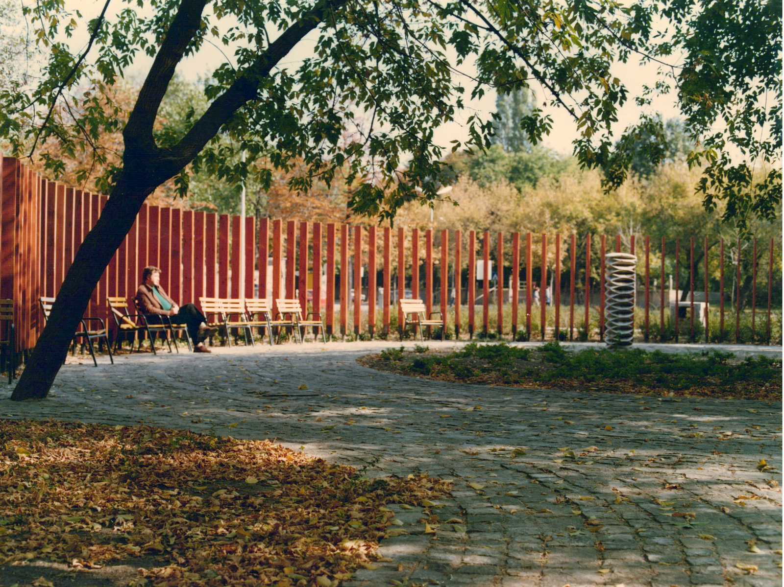 Magyarország, Budapest VIII., Ludovika (Kun Béla) tér, a jobbra látható nonfiguratív oszlop Kovács Ferenc alkotása., 1982, Hlatky Katalin-Főkert, Budapest, modern művészet, Fortepan #141314