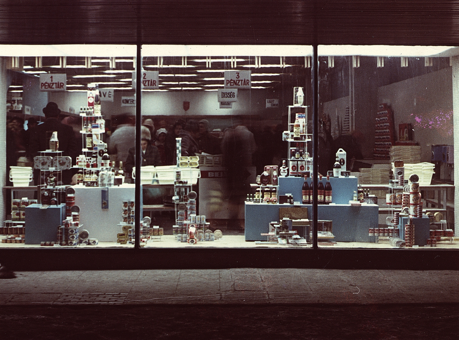 Hungary, Dombóvár, Hunyadi tér 2. Napsugár Áruház., 1972, Erky-Nagy Tibor, colorful, Show window, shop, night, store, department store, Fortepan #14132