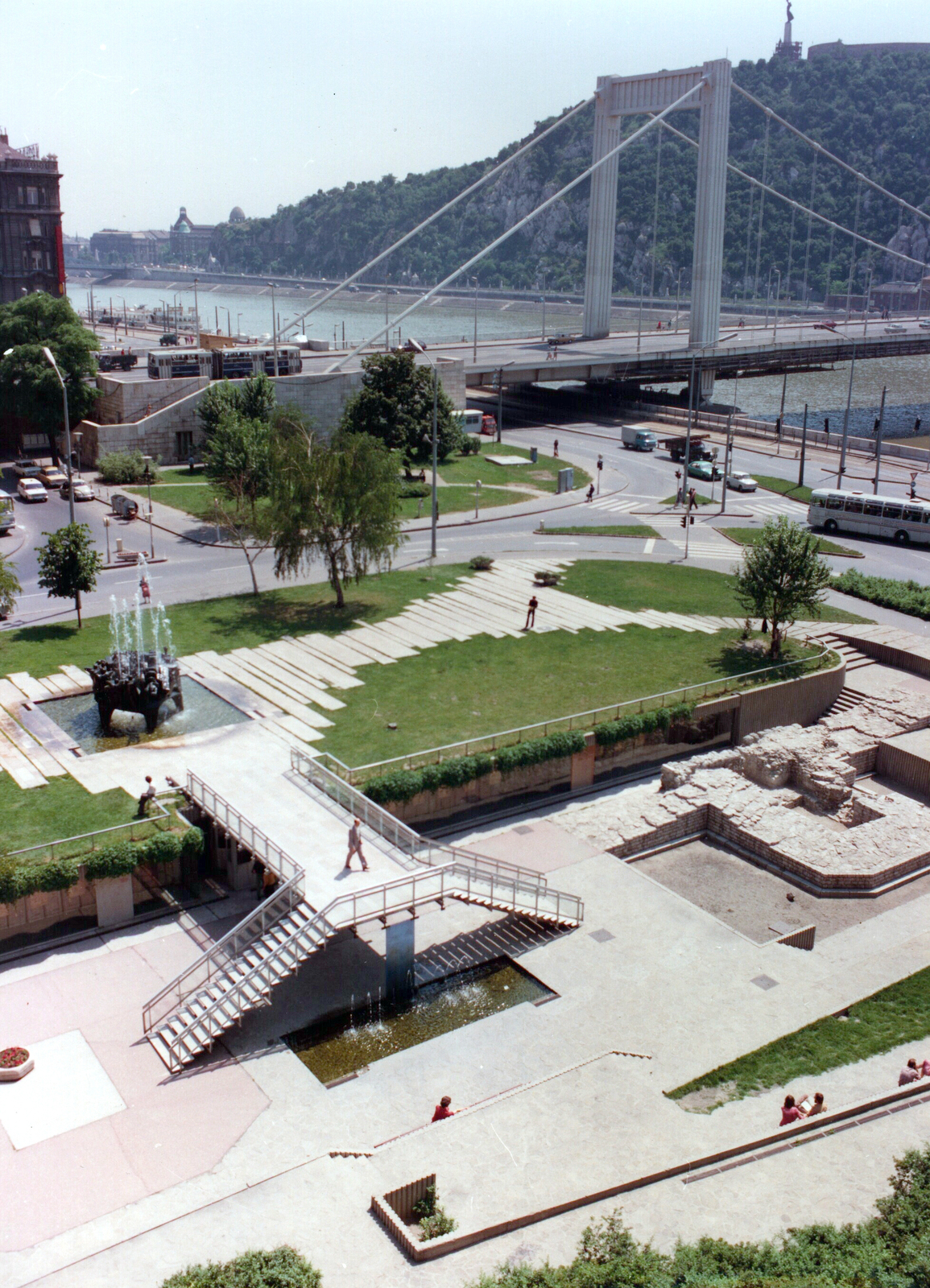 Hungary, Budapest V., Március 15. tér, park és a római romterület (Contra-aquincum) bemutatóhely az Erzsébet híd pesti hídfője felé nézve. Háttérben a Gellért-hegy., 1975, Hlatky Katalin-Főkert, colorful, Budapest, Duna-bridge, Pál Sávoly-design, Fortepan #141323