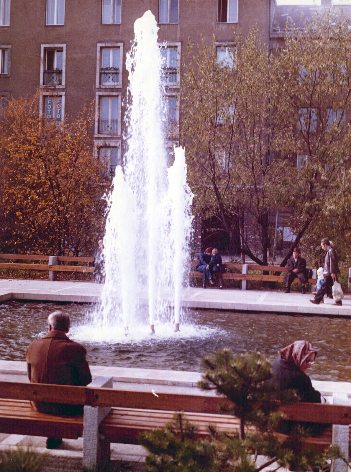 Hungary, Budapest XIV., Őrs vezér tere., 1975, Hlatky Katalin-Főkert, Budapest, fountain, bench, Fortepan #141324
