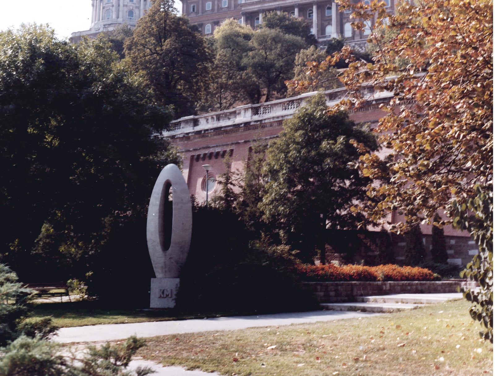 Magyarország, Budapest I., Clark Ádám tér, &#34;0&#34; kilométerkő (Borsos Miklós, 1975.), háttérben a Budavári Palota (korábban Királyi Palota)., 1989, Hlatky Katalin-Főkert, Budapest, Borsos Miklós-terv, Fortepan #141328