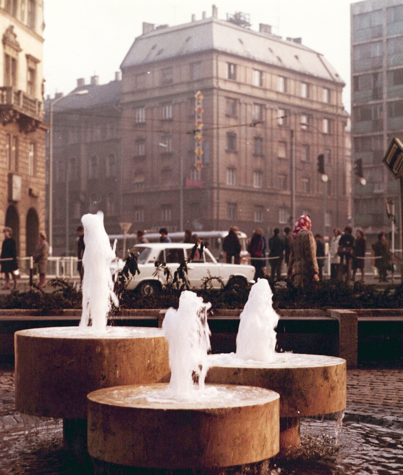 Hungary, Budapest VIII., József körút az Üllői út felől nézve, szemben a Corvin (Kisfaludy) köz., 1980, Hlatky Katalin-Főkert, Budapest, fountain, tram stop, Lotto House, Fortepan #141329