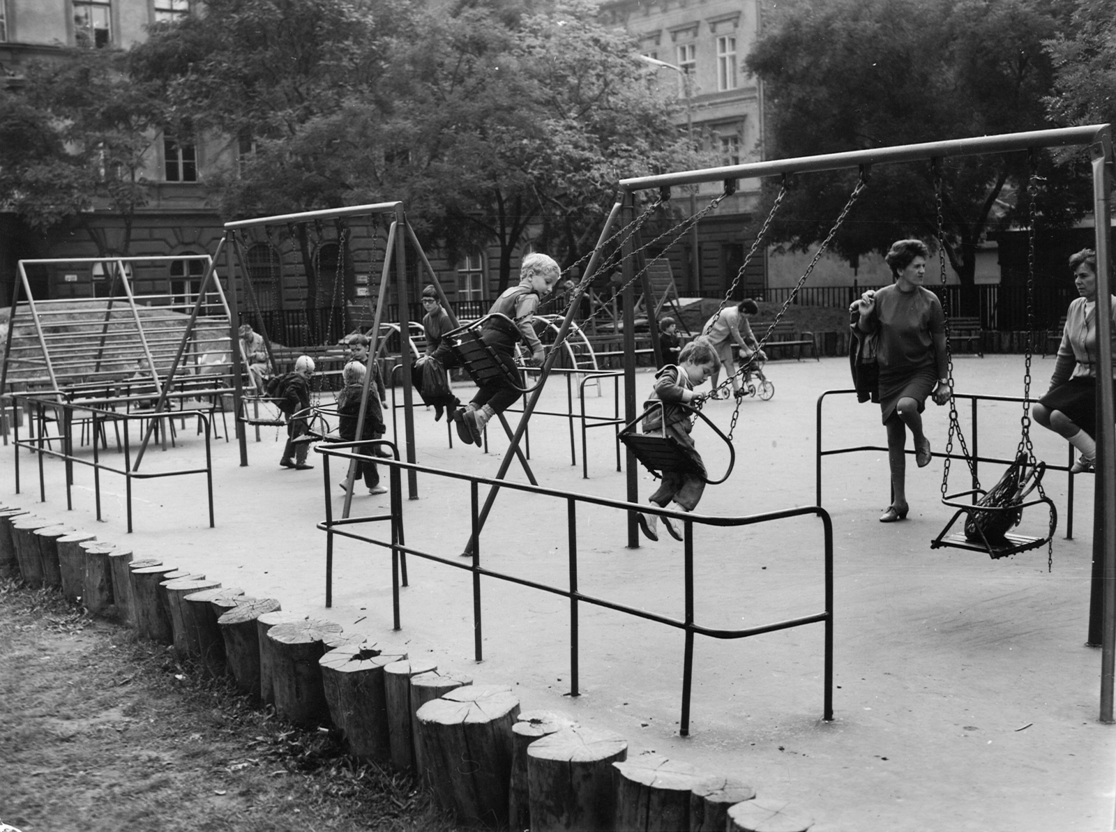 Hungary, Budapest VII., Klauzál tér, szemben a Nagy Diófa utca., 1968, Hlatky Katalin-Főkert, swing, railing, monkey bar, Budapest, Fortepan #141331