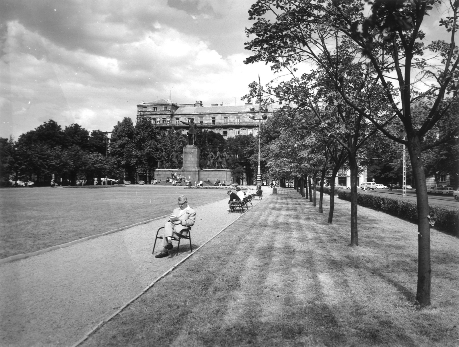 Magyarország, Budapest V., Kossuth Lajos tér, szemben Kossuth Lajos szobra (Kisfaludi Strobl Zsigmond, Kocsis András, Ungvári Lajos, 1952)., 1966, Hlatky Katalin-Főkert, Kossuth Lajos-ábrázolás, Budapest, Fortepan #141339