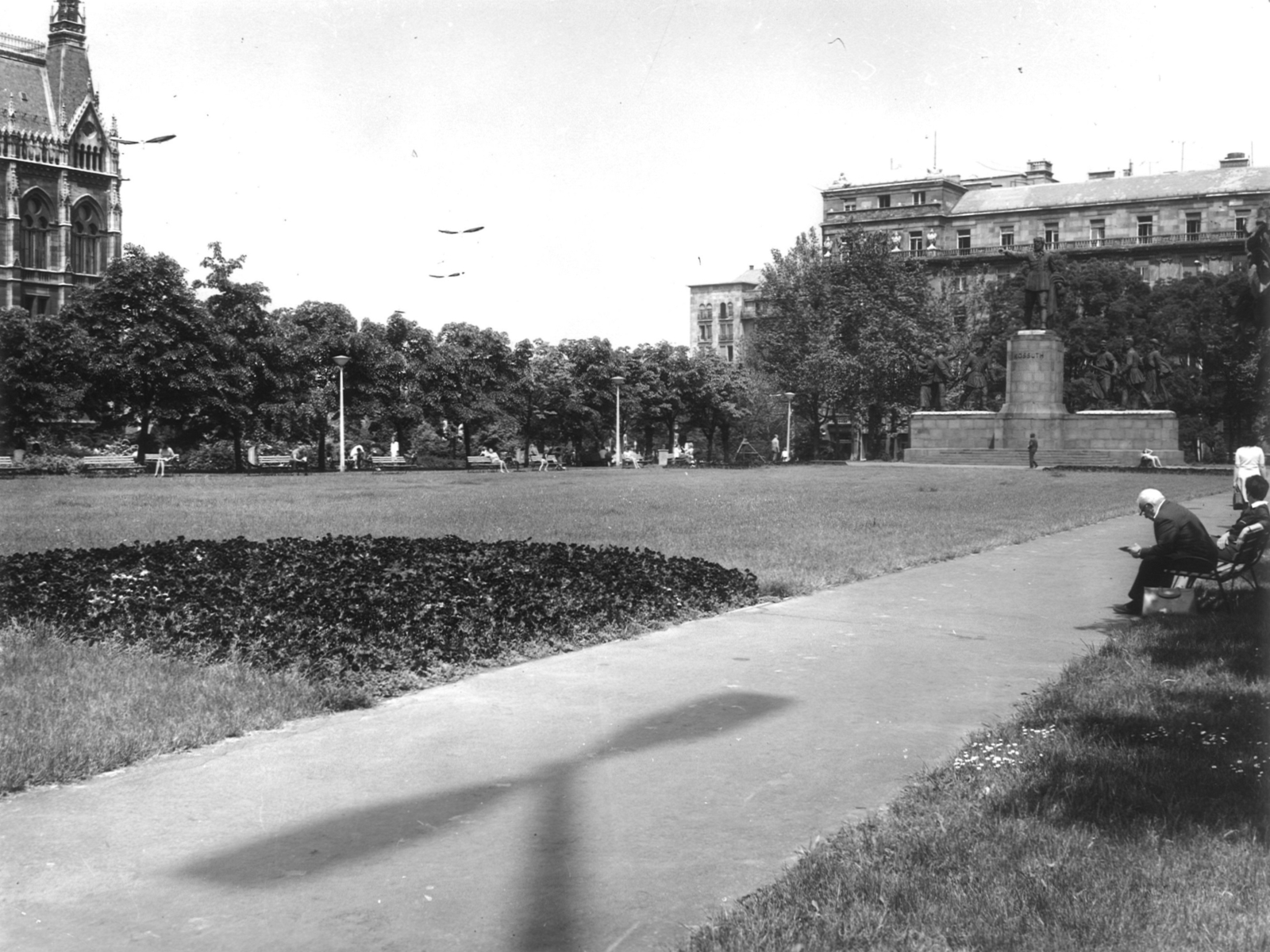 Hungary, Budapest V., Kossuth Lajos tér, jobbra Kossuth Lajos szobra (Kisfaludi Strobl Zsigmond, Kocsis András, Ungvári Lajos, 1952)., 1966, Hlatky Katalin-Főkert, Lajos Kossuth-portrayal, Budapest, flower, Fortepan #141340