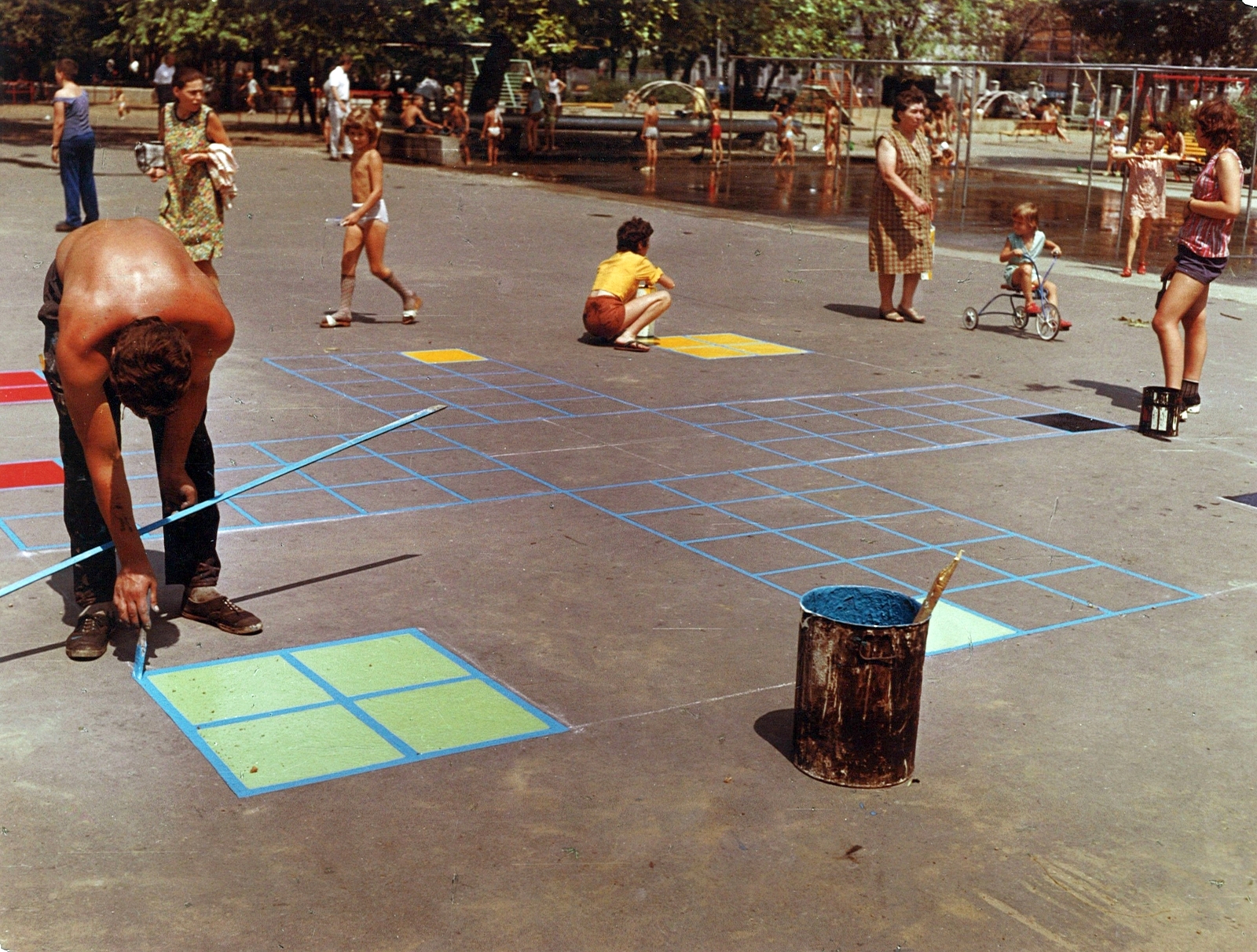 Magyarország, Budapest VIII., II. János Pál pápa (Köztársaság) tér, játszótér, háttérben a párazuhany., 1978, Hlatky Katalin-Főkert, Budapest, gyerektricikli, Fortepan #141347