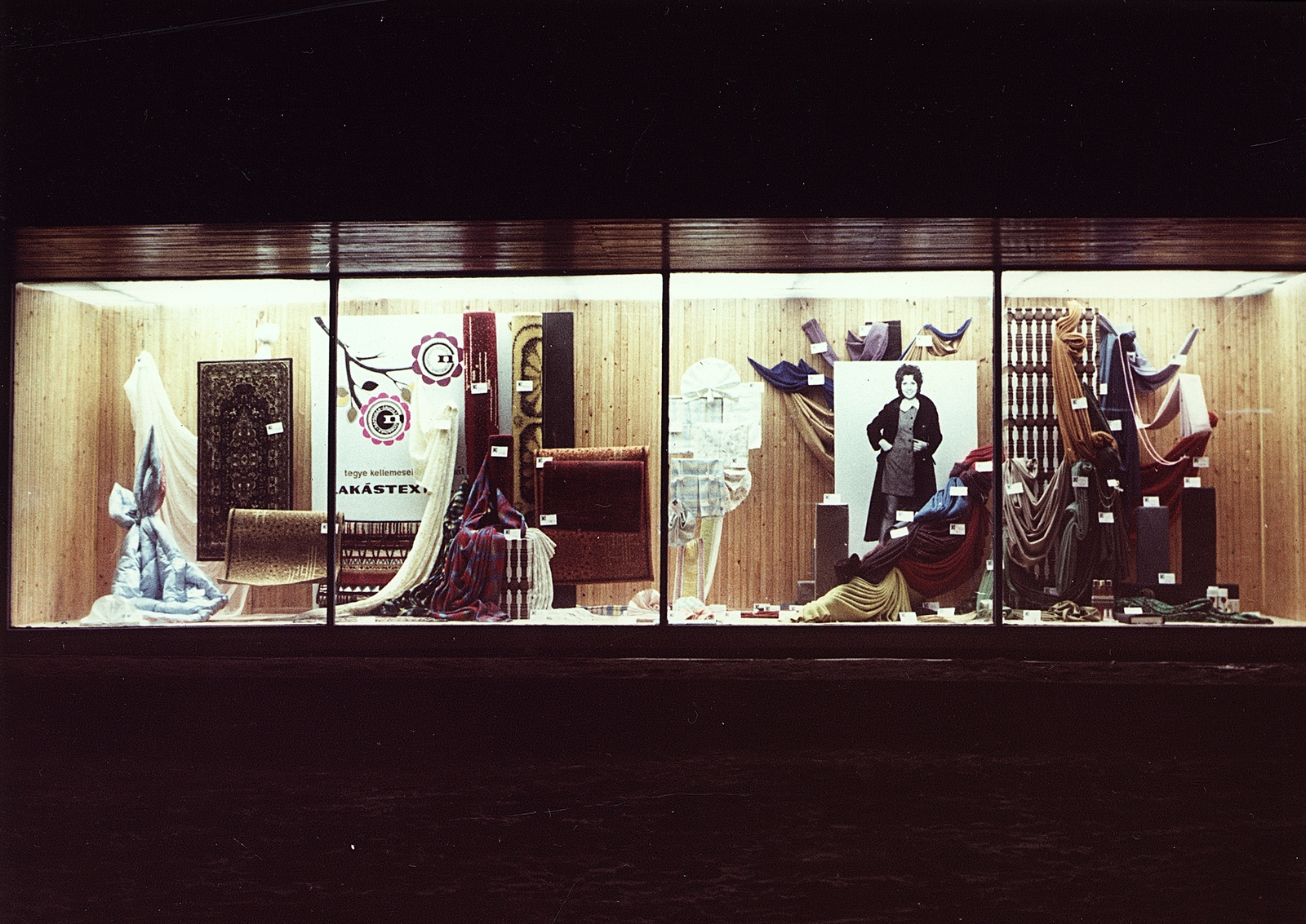 Hungary, Dombóvár, Hunyadi tér 2. Napsugár Áruház., 1972, Erky-Nagy Tibor, colorful, Show window, shop, night, store, department store, Fortepan #14135