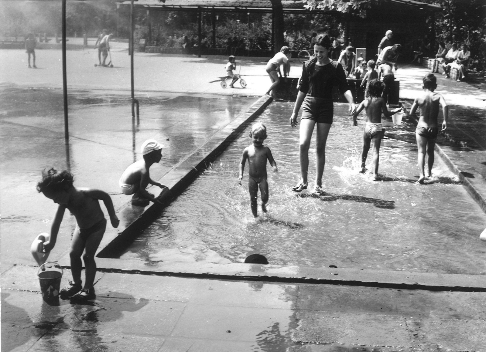 Hungary, Budapest VIII., II. János Pál pápa (Köztársaság) tér, párazuhany., 1972, Hlatky Katalin-Főkert, Budapest, water spray, kids, splashing, Fortepan #141350