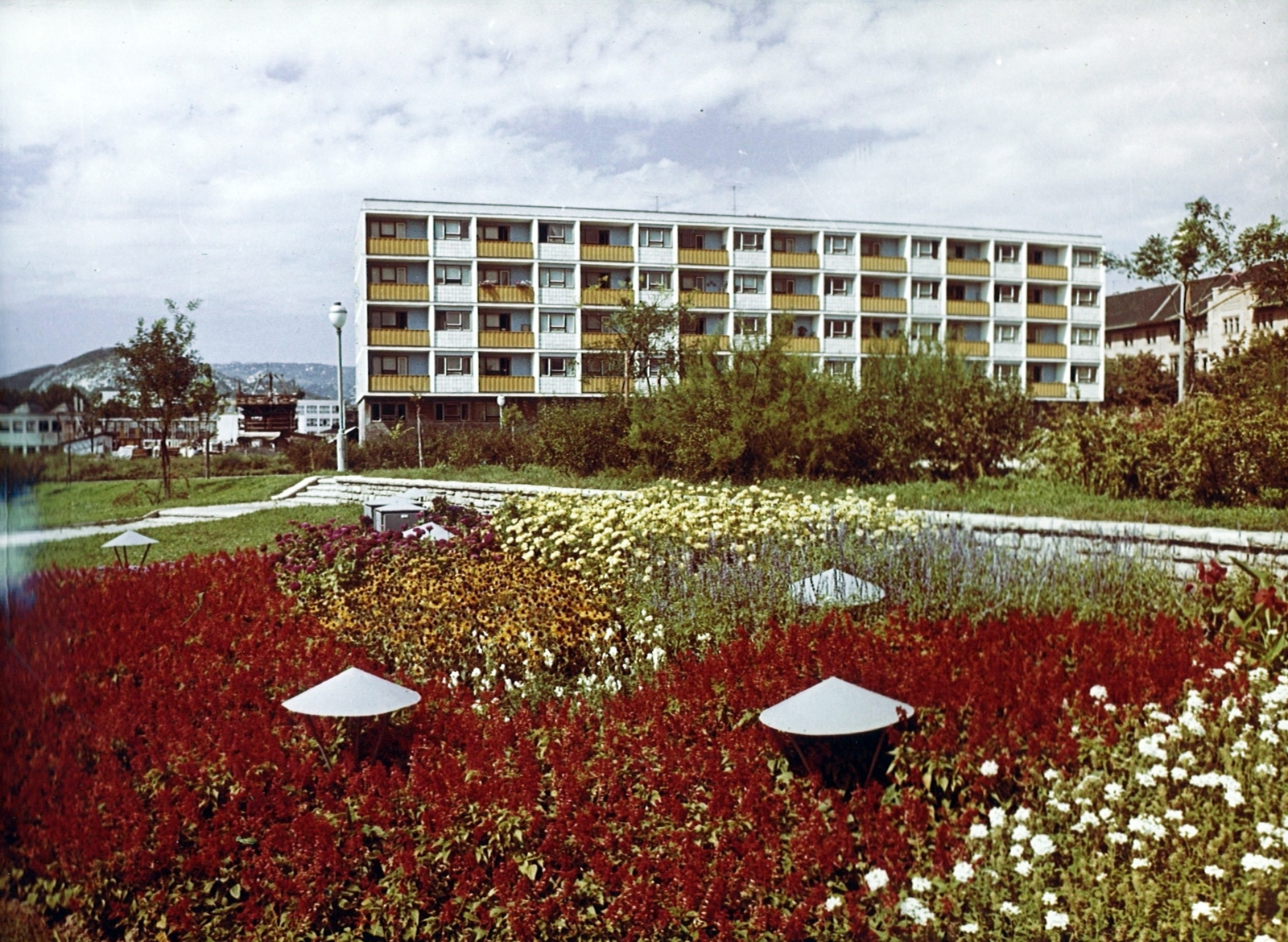 Hungary, Budapest XI., park a Feneketlen-tó mellett, háttérben a Tas vezér utca - Villányi út sarkán álló lakóház., 1964, Hlatky Katalin-Főkert, colorful, Budapest, Fortepan #141352