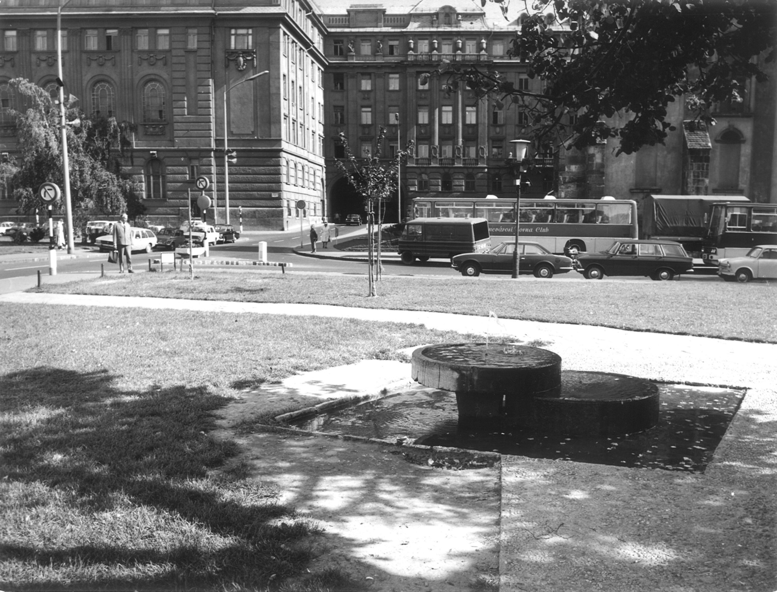 Hungary, Budapest V., Március 15. tér, háttérben a Piarista tömb és a Belvárosi templom., 1975, Hlatky Katalin-Főkert, bus, Ikarus-brand, Budapest, Fortepan #141358