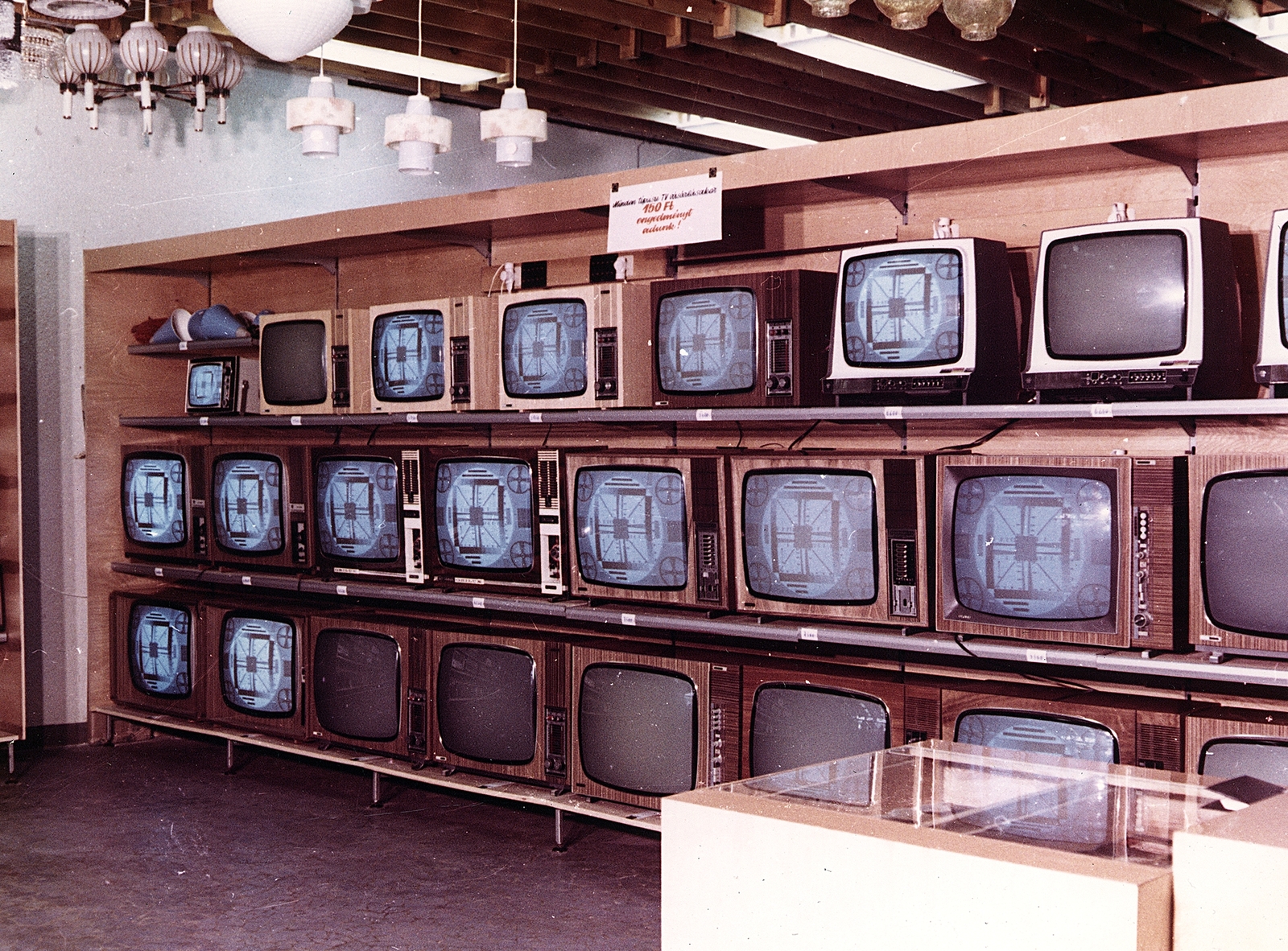 Hungary, Dombóvár, Hunyadi tér 2. Napsugár Áruház., 1972, Erky-Nagy Tibor, colorful, TV, chandelier, store, Orion-brand, Videoton-brand, shop interior, Fortepan #14136