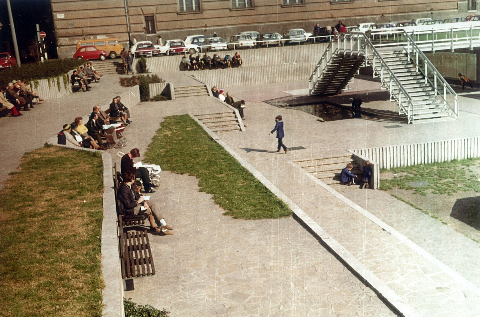 Magyarország, Budapest V., Március 15. tér, park és a római romterület (Contra-aquincum) bemutatóhely. Háttérben balra a Piarista (Pesti Barnabás) utca., 1975, Hlatky Katalin-Főkert, színes, Budapest, Fortepan #141361
