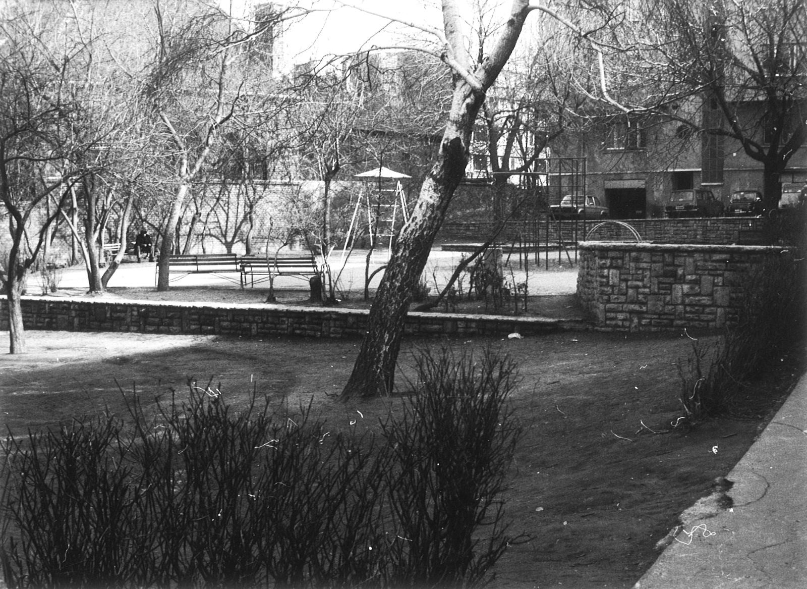 Hungary, Budapest I., Mária tér, játszótér a Donáti utca felől nézve., 1979, Hlatky Katalin-Főkert, playground, monkey bar, bench, Budapest, Fortepan #141363