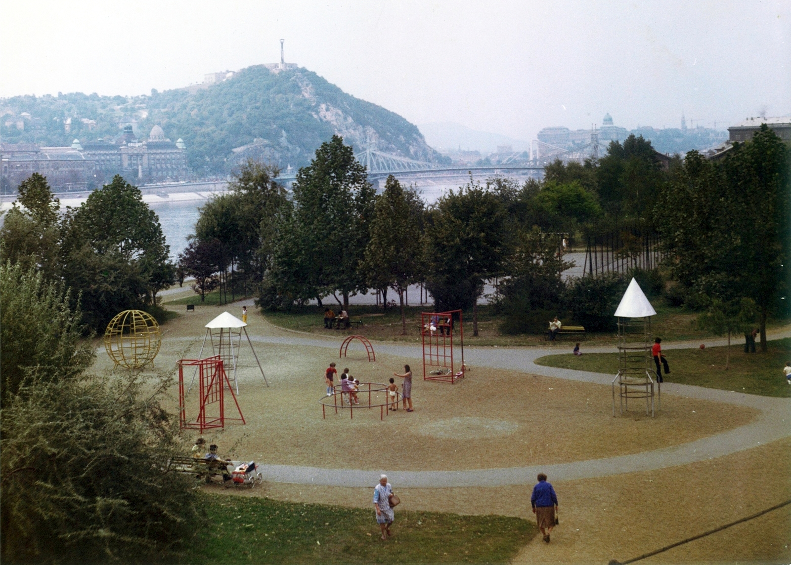 Hungary, Budapest IX., a mai Nehru part, háttérben a Gellért-hegy., 1976, Hlatky Katalin-Főkert, playground, colorful, monkey bar, Budapest, Fortepan #141364