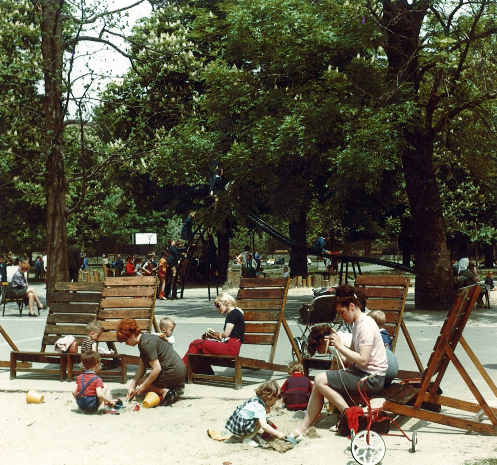 Magyarország, Városmajor, Budapest XII., játszótér., 1977, Hlatky Katalin-Főkert, Budapest, pad, homokozó, csúszda, tricikli, Fortepan #141369