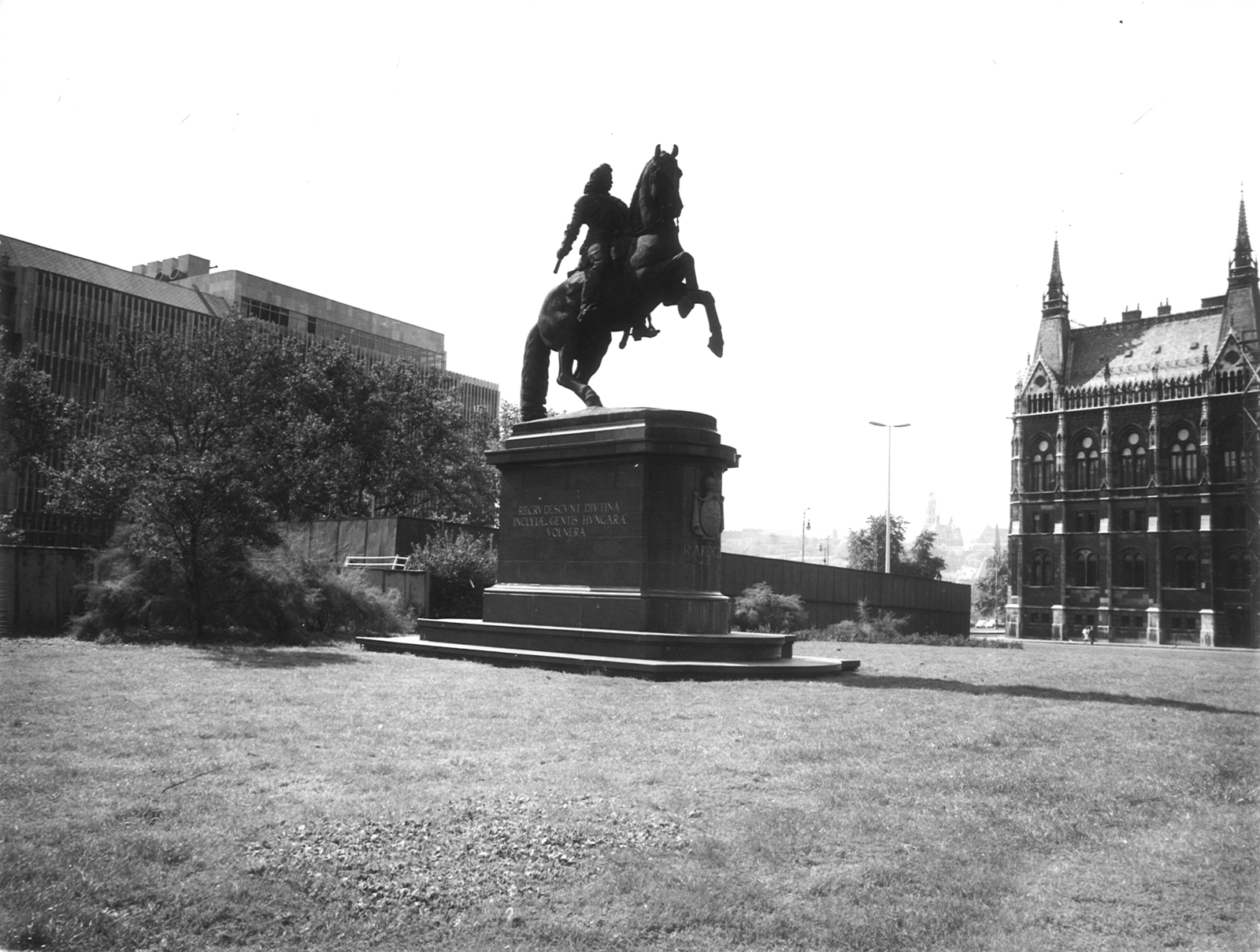 Hungary, Budapest V., Kossuth Lajos tér, II. Rákóczi Ferenc szobor (Pásztor János, 1937.), jobbra a Parlament., 1980, Hlatky Katalin-Főkert, monument, horse sculpture, Budapest, Francis Rákóczi-portrayal, Dénes Györgyi-design, János Pásztor-design, Fortepan #141381