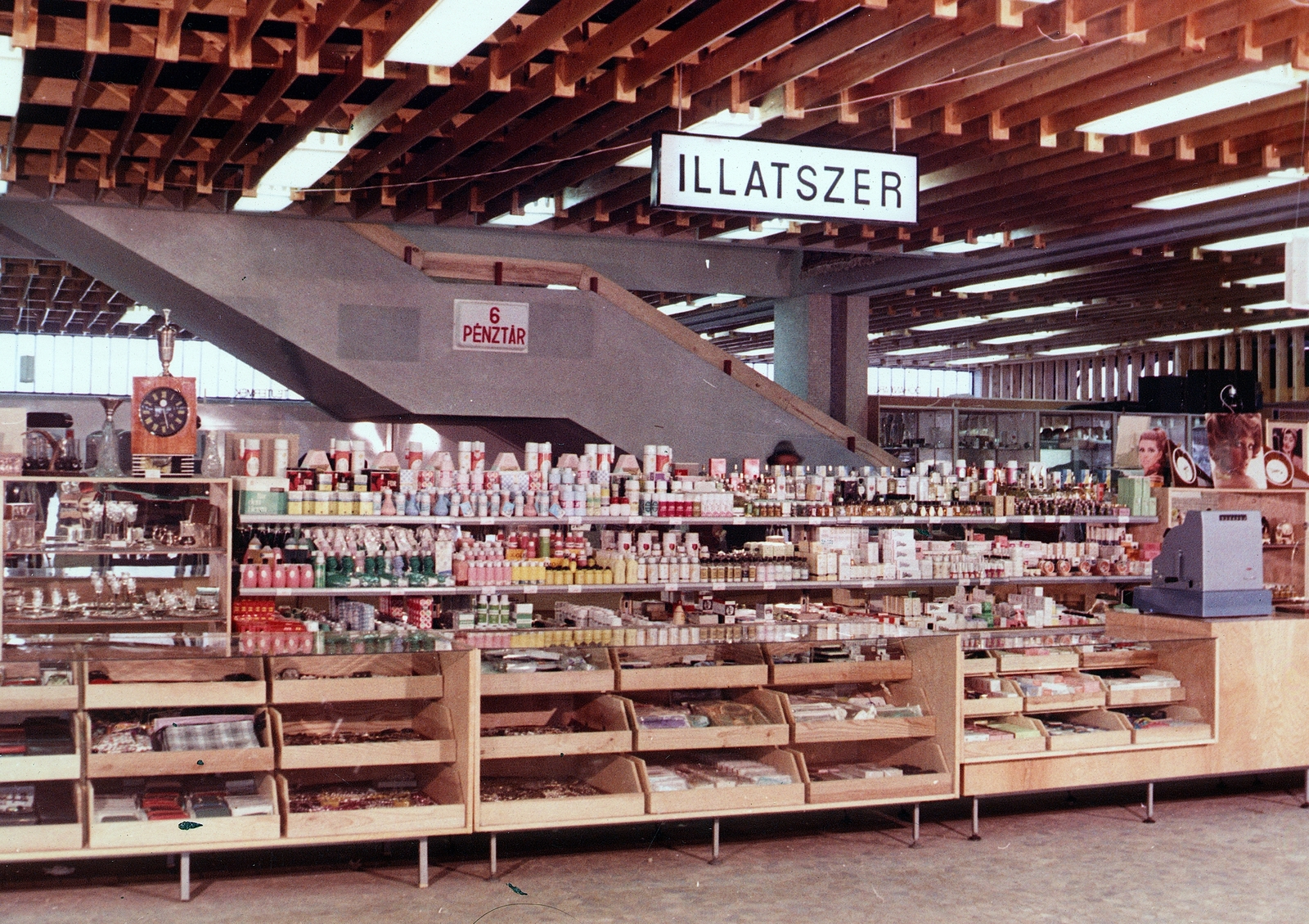 Hungary, Dombóvár, Hunyadi tér 2. Napsugár Áruház., 1972, Erky-Nagy Tibor, trading, colorful, shop, store, cashier machine, cash register, shop interior, department store, Fortepan #14139